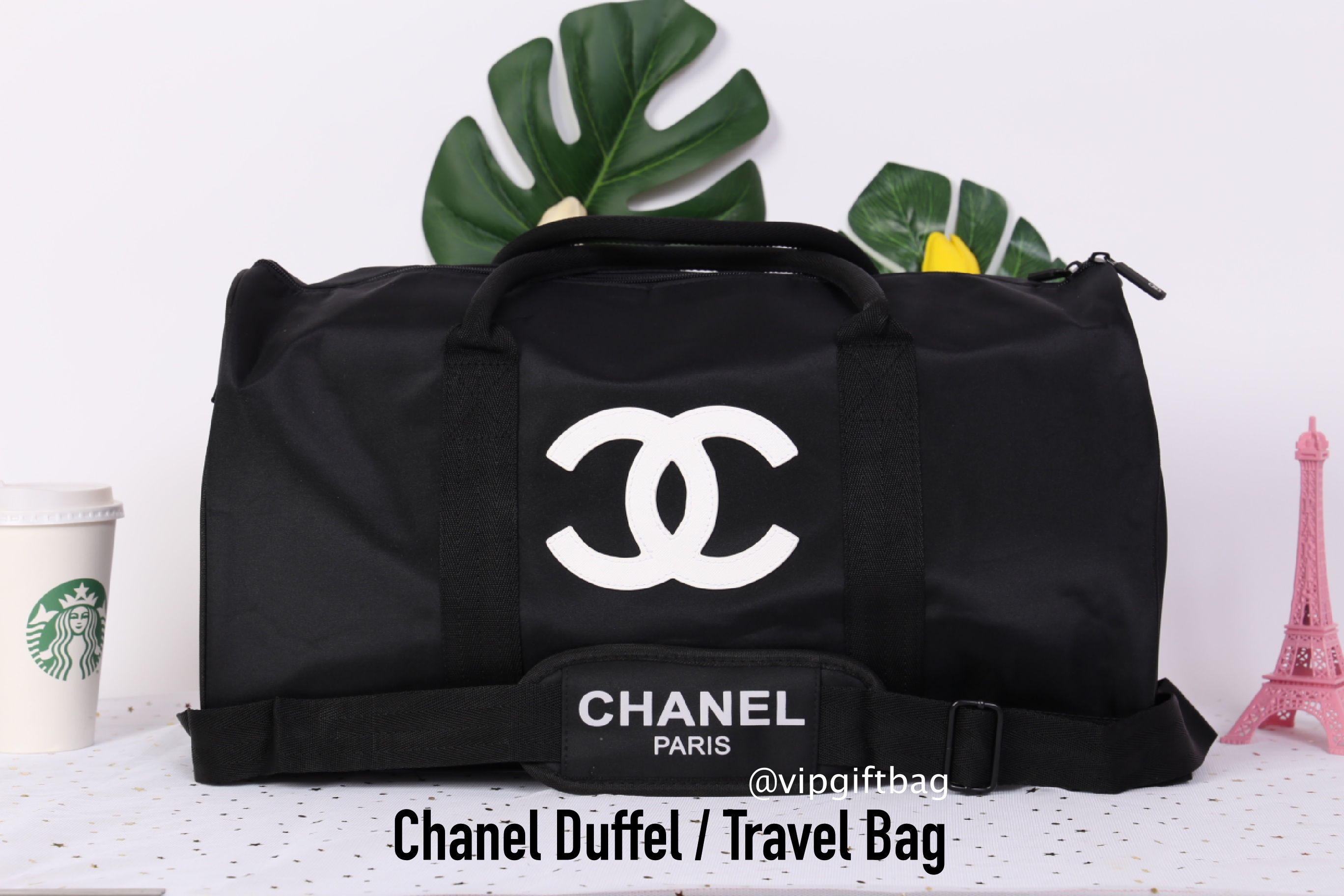 Chanel Duffel / Travel Bag กระเป๋าแบรนด์ Chanel VIP gift Bag ของแท้ 100% ใช้เป็นกระเป๋าเดินทางหรือหิ้วไปฟิตเนส ไปยิม เก๋ๆก็ได้ค่ะ หัวซิปปั้มโลโก้ ด้านในเป็นช่องกว้าง และมีอีกหนึ่งช่องซิป ทำจากผ้าหนาผิวมัน กันน้ำได้ ดูเรียบ แต่หรู มาพร้อมสายยาว ถอดสายได้ ก