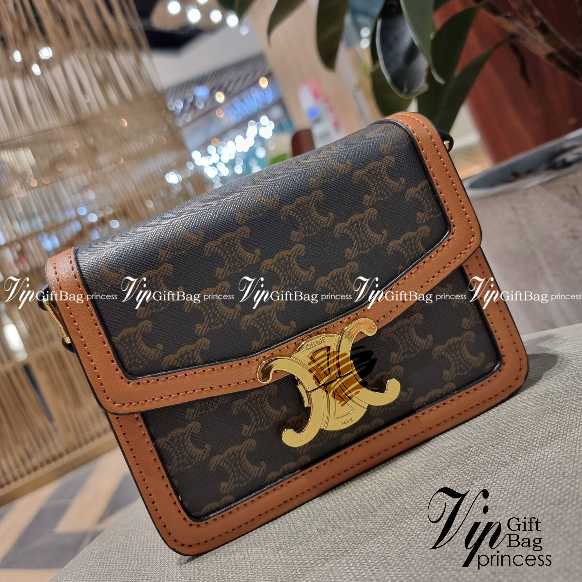 VIP 🥂 CELINE TEEN TRIOMPHE BAG IN TRIOMPHE CANVAS AND CALFSKIN ไม่มีไม่ได้เลยกับไอเท็มสุดคลาสสิค กระเป๋าสะพาย สวยอยู่ทรง ดีไซน์เป็นธรรมชาติ เนเชอรัลโทน ดูดี ดูแพง ไซส์กะทัดรัดมาใหม่ วัสดุหนังแคนวาสสลับหนังแท้ เปิด-ปิดด้วยตัวกดล็อค ใช้งานสะดวก ภายใ