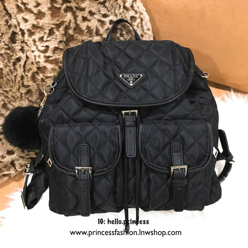 PRADA NYLON BACKPACK WITH POCKET กระเป๋าเป้ premiumbgift จากเคาน์เตอร์แบรน วัสดุ Nylon เนื้อหนา ลายตาราง คุณภาพดี ด้านหน้า มีโลโก้แบรนด์ อะไหล่เงิน มี Pocket หน้า 2 ช่อง หัวซิป และอะไหล่ปั๊มแบรนด์ พร้อมพวงกุญแจปอมสีดำ ถอดเเยกใช้ได้ค่ะ เปิดปิดด้วยฝาปิด Dra