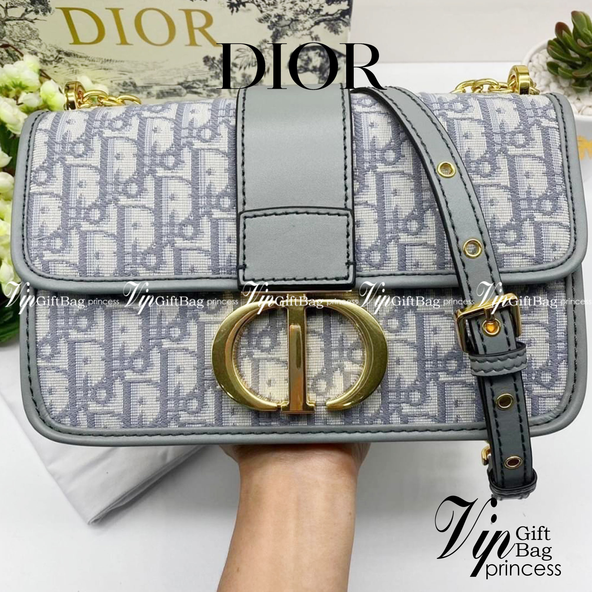 หนังแท้ CHRISTIAN DIOR 30 MONTAIGNE BAG Oblique Jacquard เอกลักษณ์ของความหรู น้ำหนักเบา ไอเท็มหายาก!! Best seller!! ยกให้น้องเลย!! ดีไซน์เรียบหรูในความเป็นเอกลักษณ์ ใช้งานง่าย สะดวก ได้ทุกโอกาส แนะนำเป็น everyday bag ติดตัวไว้เลยจ้าสาวๆ พร้อมส่งที่ไทย ภาพ
