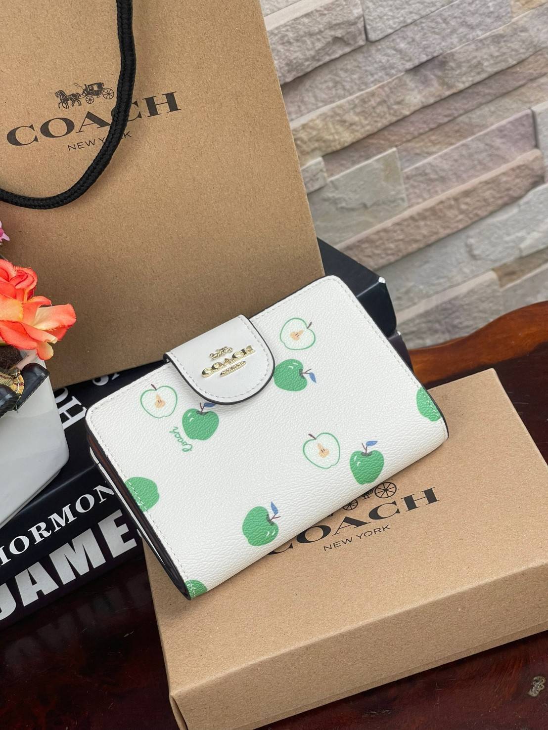 COACH C4117 MEDIUM CORNER ZIP WALLET IN SIGNATURE CANVAS WITH APPLE PRINT ดีไซน์ใหม่ล่าสุด!! คอลเลคชั่นลายพริ้นท์แอปเปิ้ลแดงโดดเด่นบนพื้นลายซิกเนเจอร์ เพิ่มลูกเล่นให้กระเป๋าสตางค์ของคุณ กระเป๋าสตางค์ใบกลาง ขนาดกำลังเหมาะมือ วัสดุหนังแคนวาส ดูแลรักษาง่าย ม