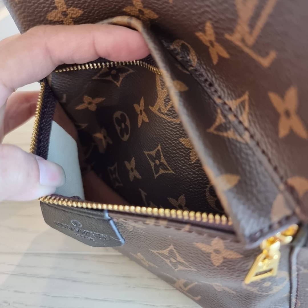 LV Backpack Size Small | สายสะพายเล็ก ถอดได้ LV palm springs New in!! เข้าแล้วกับไอเท็มยอดฮิต หรูหราพร้อม box set สุดสวย ที่สุดของความคุ้มค่า LV palm springs กระเป๋าแบ็คแพ็ค มาให้เลือก 2 ไซส์ ขายดี วัสดุหนังแคนวาสคุณภาพดี มีช่องซิปแบ่งสัดส่วน ใบเล็กสายวะพ