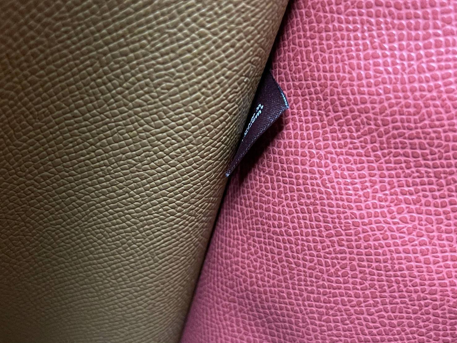 ของแท้ 💯% Coach Signature Tote bag อีกหนึ่งรุ่นฮิต ให้พื้นที่จุของกว้างขวาง เป็นTote Bag รุ่นฮิตอีกรุ่นหนึ่งของ Coach ที่เชื่อว่าต้องเคยผ่านตาสาว ๆ มาก่อนแน่นอนค่ะ