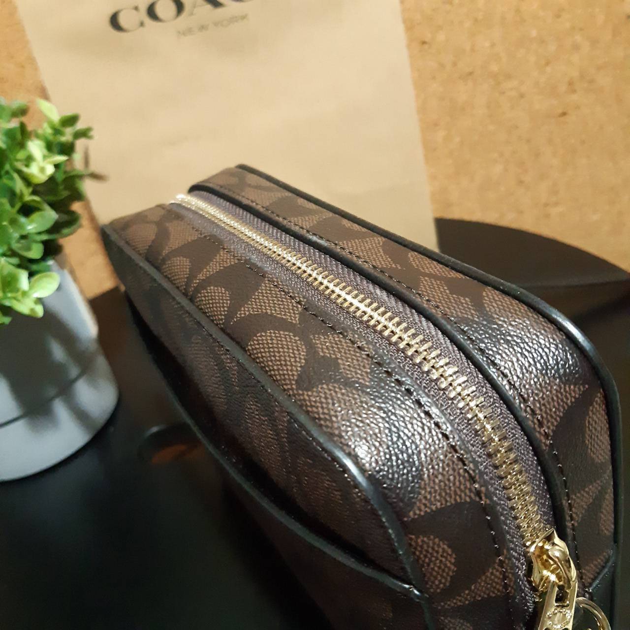 COACH 91677 MINI CAMERA BAG IN SIGNATURE CANVAS ขายดีที่สุด!! กระเป๋าสะพายข้างไซส์มินิ คลาสสิคอยู่ทรง อะไหล่ทองตัดดูหรู วัสดุหนังแคนวาสเคลือบลาย เปิด-ปิดด้วยซิป สายสะพายปรับได้ตามตัว ใบนี้แมทช์ได้ทุกลุค ใช้เป็น everyday bag ได้สบายๆเลยจ้า