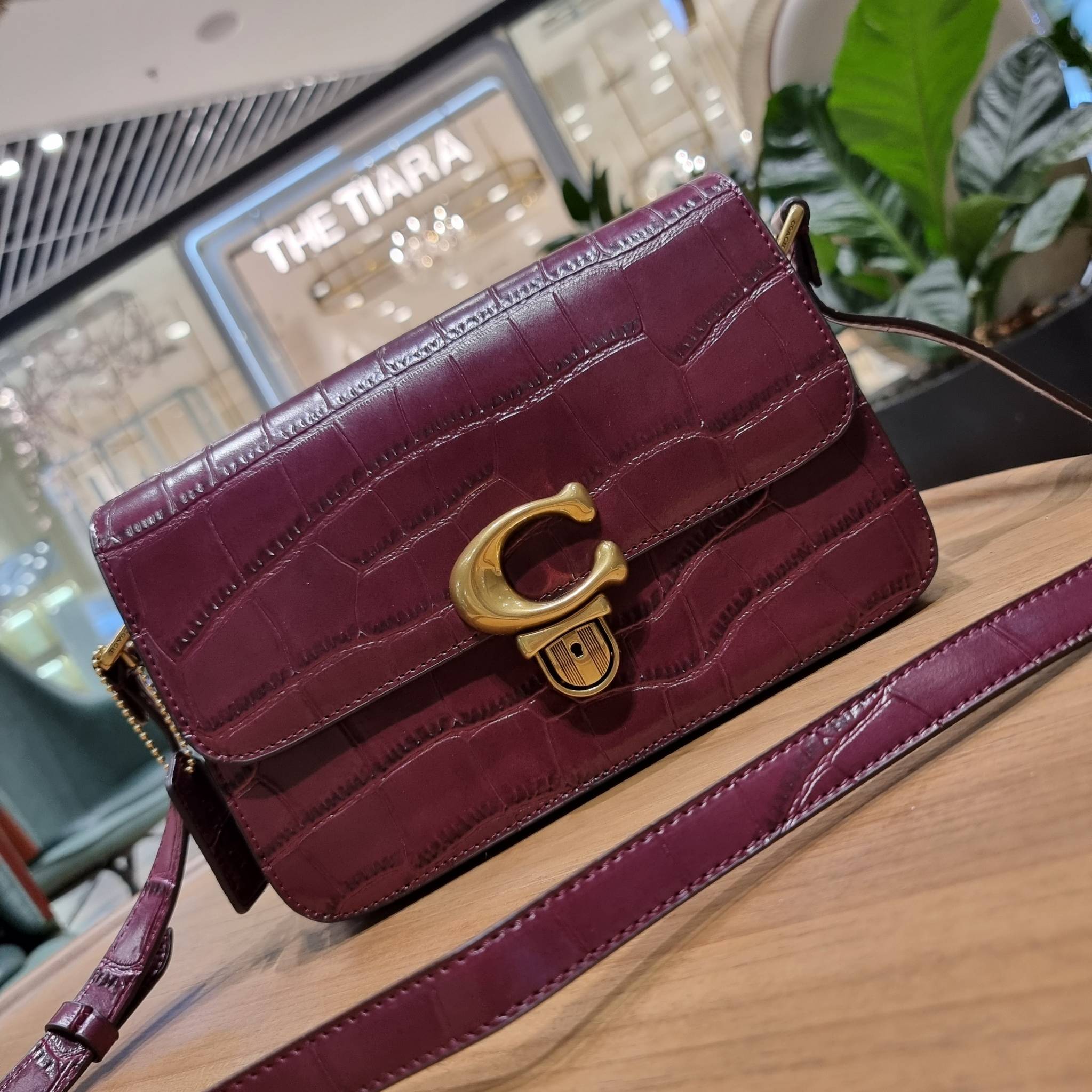 OUTLET 】COACH STUDIO SHOULDER BAG IN SIGNATURE CANVAS (C6639 C6640) สีใหม่รับความเฮง กับคอลเลคชั่นใหม่สุดอีกหนึ่ง!! มาแบบเลิศๆหรูๆมากแม่ กระเป๋าสะพายข้างลุคไฮน์ ที่ดีไซน์ออกมาได้ปัง และดูแพงมากๆ ด้วยดีเทลคลาสสิคผสานความเป็นเอกลักษณ์ เรียบง่ายแต่แฝงความมีด