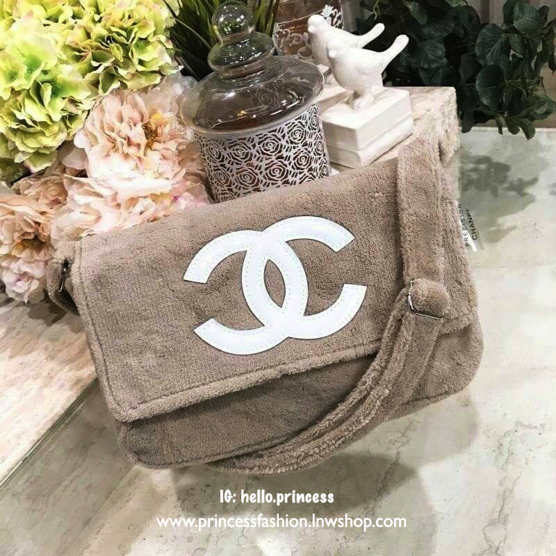 MUST HAVE ITEM 2019 !! รุ่นยอดฮิตของ *วัยรุ่นสายสตรีท ทั่วโลก จากงาน CHANEL VIP GIFTของแท้ 100% เป็นกระเป๋า ใบสวยรุ่นหายาก ขนาดกำลังดี ใช้ได้ทั้งหญิงชายเลยค่ะ ขนเฟอร์นิ่มมากกก เก็บของอย่างดี น้ำหนักเบา ด้านในมีช่องใส่ของจุกจิก MIX ได้หลากหลายแนว กับราคาสบ