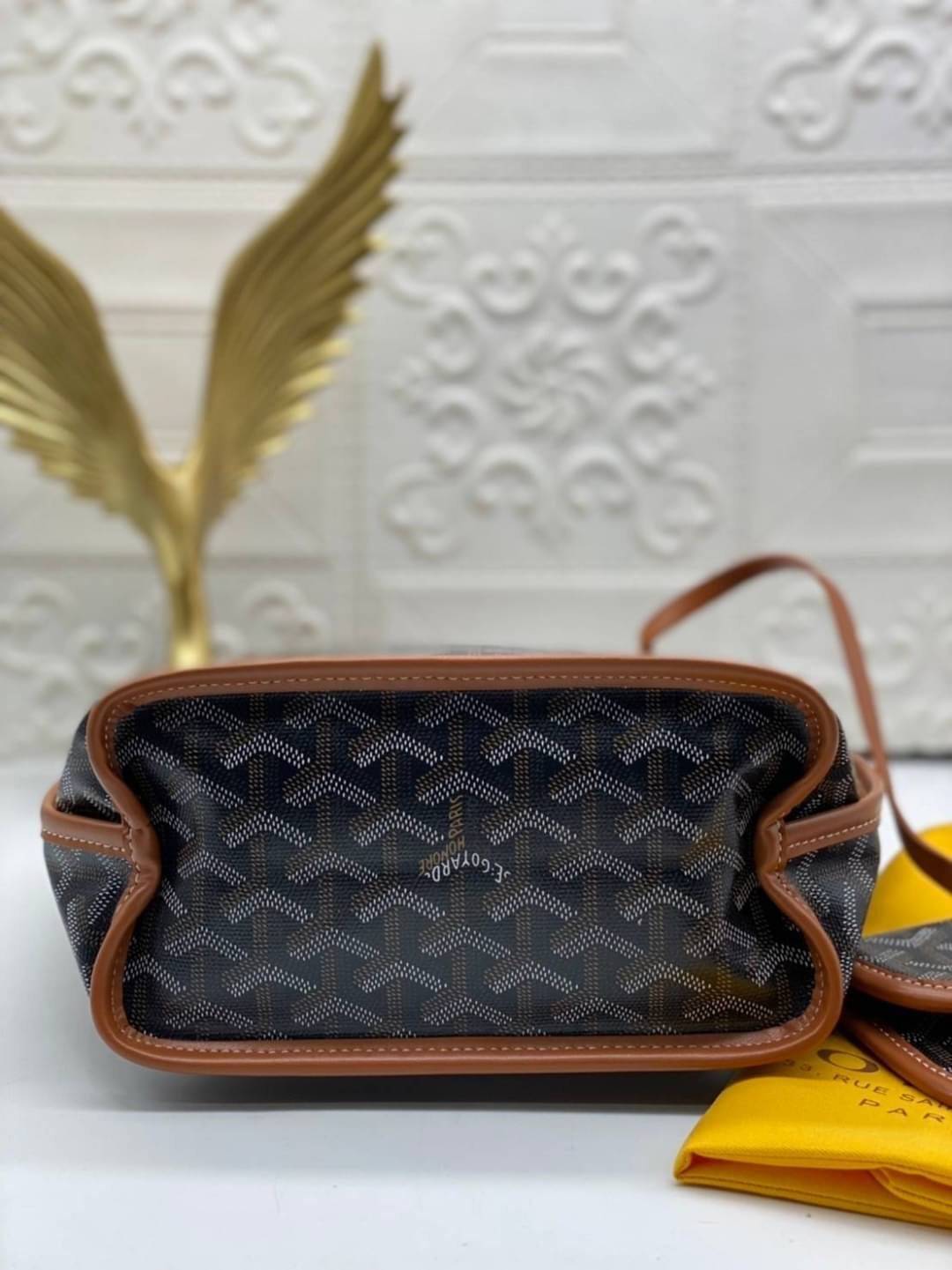 9 สี GOYARD ANJOU TOTE MINI / Goyard Mini Tote เกรดออริจินอลสลับแท้ ใช้งานต่างประเทศได้ ฮอตไอเท็ม กับกระเป๋าสะพายทรงโท้ท ไซส์มินิ กะทัดรัด มาครบสีขายดี เลิศทุกสี รูปทรงคลาสสิค ดีไซน์เป็นเอกลักษณ์ ใช้งานได้หลากหลาย