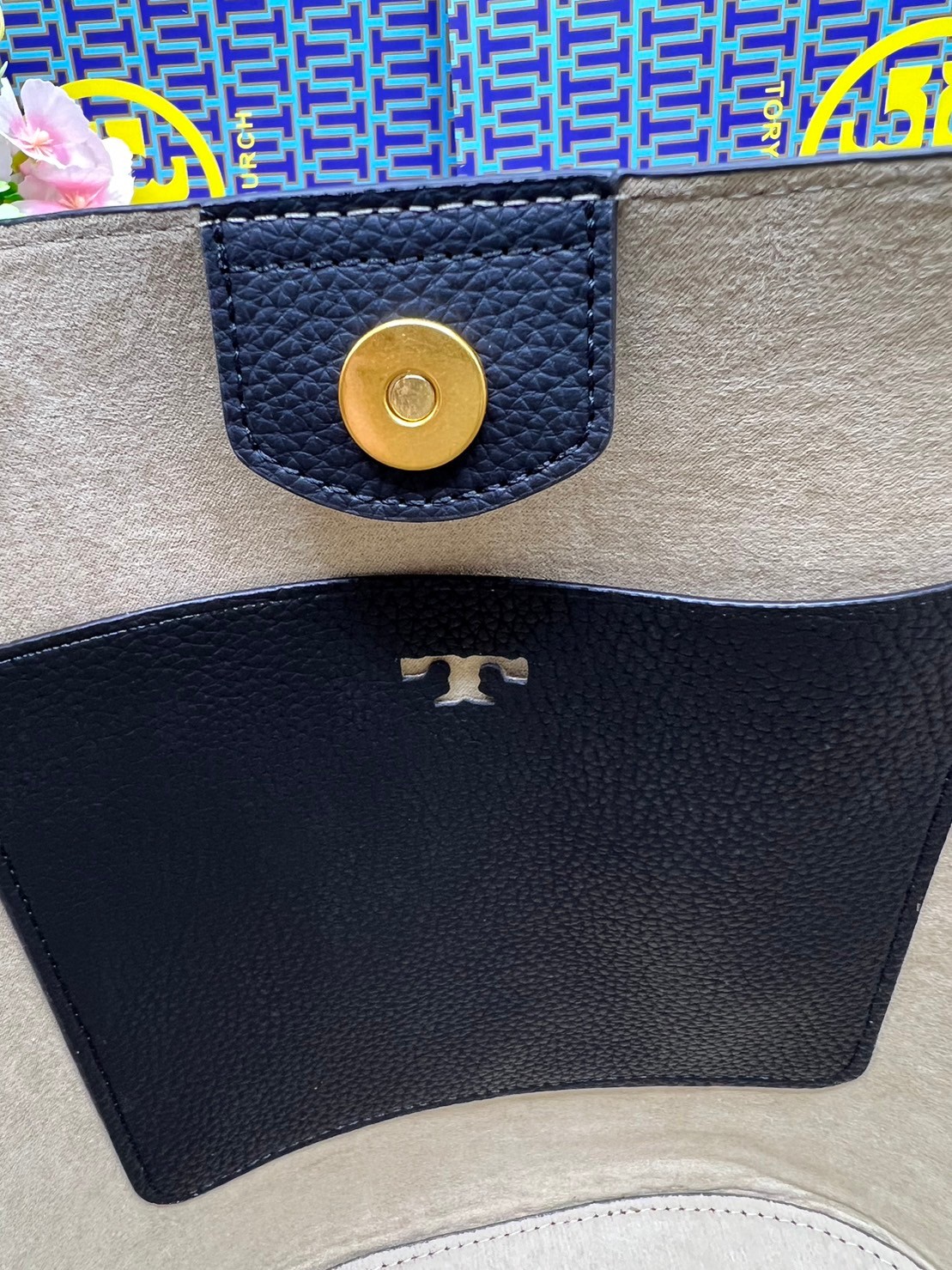 Tory Burch McGraw Bucket bag / Tory Burch Mcgraw Double T Logo Plaque Bucket Bag พร้อมส่ง 4 สี กระเป๋าสะพายหรือถือคล้องแขนทรงถัง จุของได้เยอะใบนี้ตอบโจทย์ได้ดีมาก โทนสีเรียบง่าย แฝงไปด้วยความดูดี สุขุมและเป็นผู้ใหญ่