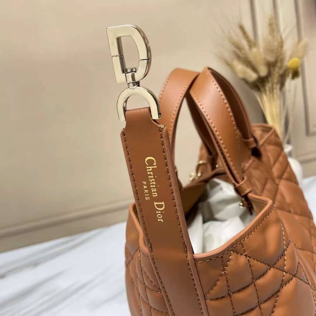 MEDIUM 30cm DIOR TOUJOURS BAG Macrocannage Calfskin / DIOR Tote Bag ออริ 1:1 พร้อมส่ง 5 สี กระเป๋าสะพายทรงโท้ท จุของได้เต็มที่ รูปทรงคลาสสิค หนังสวย หรูหราเกินราคา