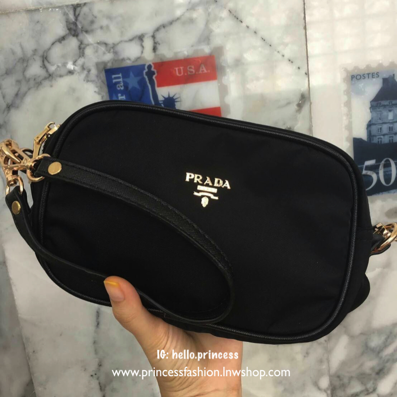 รุ่นใหม่ ที่ใครหลายคนรอคอยคะ กระเป๋าทรง mini crossbody จากงานพรีเมี่ยมกิ้ฟแบรนด์ดัง PRADA วัสดุ Nylonสุดหรูอย่างดี สามารถกันน้ำได้ ทั้งใบ ขนาดกำลังดีน่ารัก🐰 ด้านในมีช่องแบ่งใส่ของใส่ของจุกจิกได้ ใส่โทรศัพท์ได้ทุกรุ่น คสอ. ใช้แล้วสวยมากๆ อะไหล่ทองป