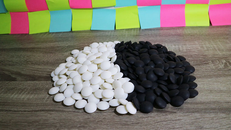 ชุดหมากล้อมไม้พร้อมกระดาน19และ13เส้นหนา3mm.พร้อมเม็ดเมลามีนฝั่งละ180เม็ดพร้อมโถทรงสี่เหลี่ยม