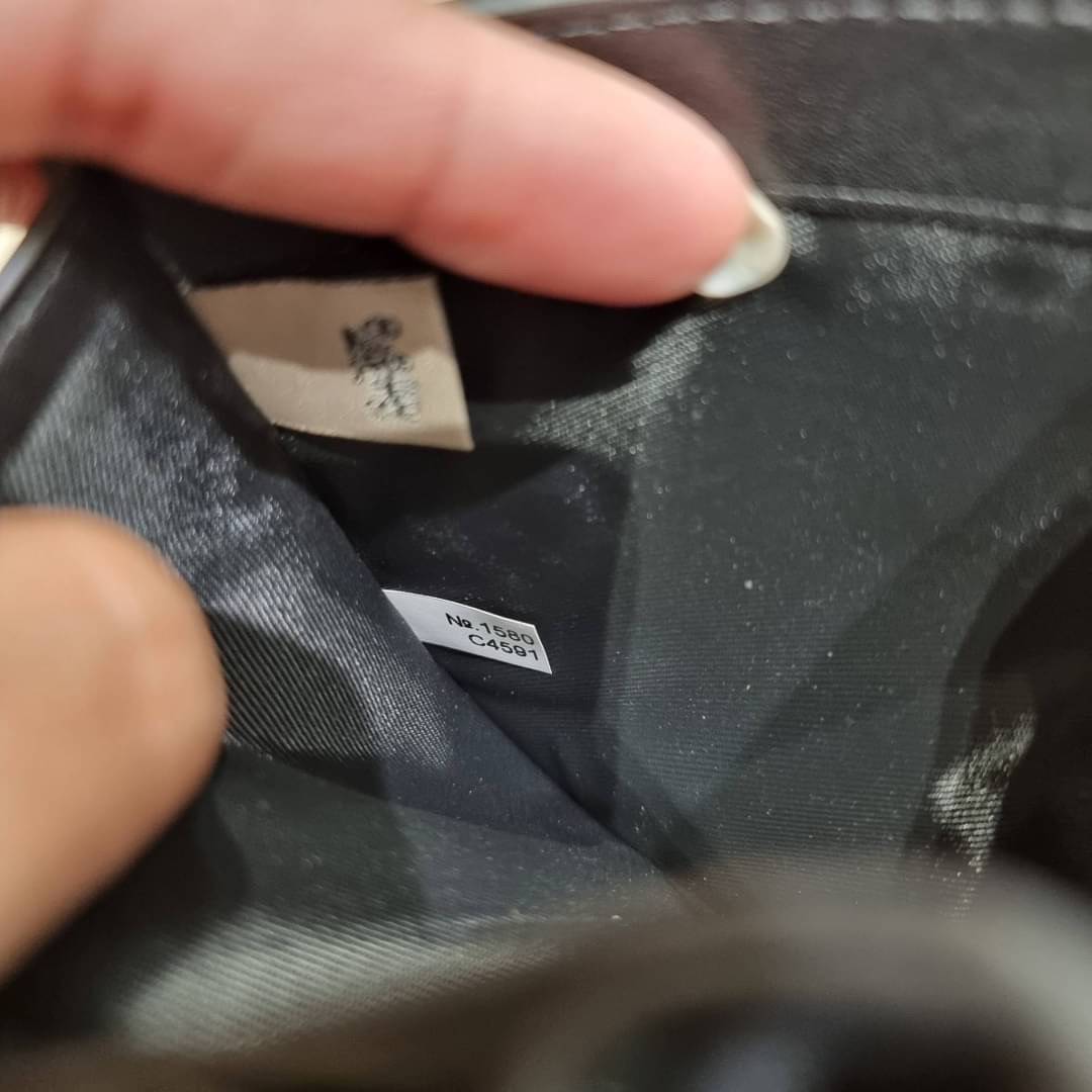 C4591 C4592 COACH COACH x PEANUTS SNAP WALLET IN SIGNATURE CANVAS WITH SNOOPY PRINT / WITH WOODSTOCK PRINT กระเป๋าสตางค์ใบเล็ก ขนาดกำลังเหมาะ ดีไซน์น่ารักอีกแล้วจ้า ♥️ มันน่ารักน่าใช้มาก โดดเด่นด้วยลายคอลเลคชั่นยอดฮิต วัสดุหนังแคนวาสเคลือบลาย เปิด-