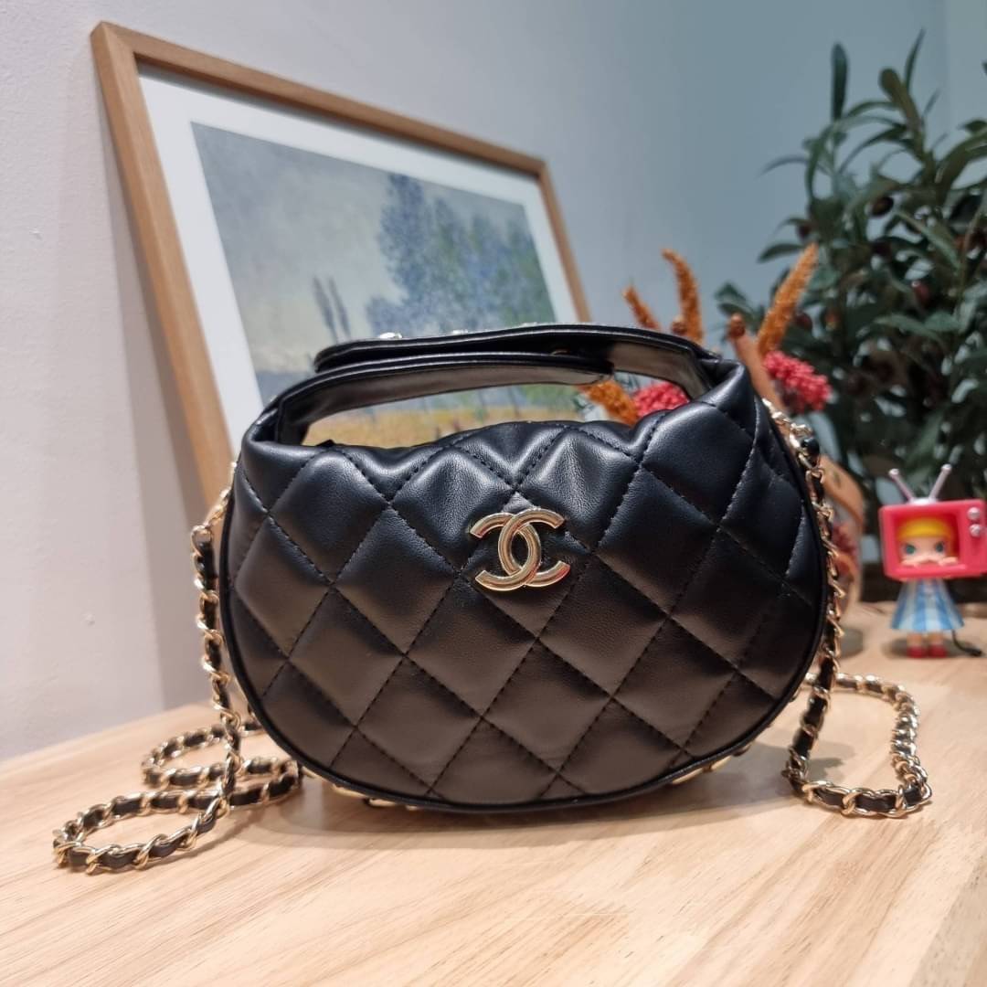 Chanel Pouch Hot item 2023 กระเป๋าสะพายกึ่งพอช ใบเล็กน่ารักน่าใช้ ถือไปไหนก็อัพลุคปัง วัสดุหนังแกะ สัมผัสนิ่มมือ หูจับในตัว ปรับได้อีกเล็กน้อย มาพร้อมสายสะพายโซ่