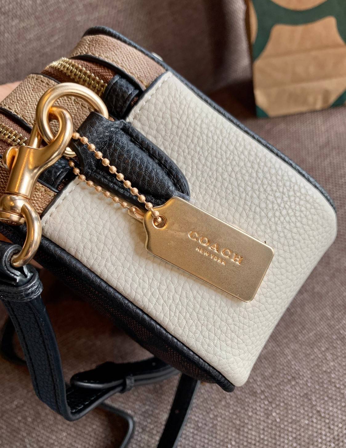 ใครที่รออยู่ห้ามพลาดเลยจร้าา! COACH JES CROSSBODY IN BLOCKED SIGNATURE CANVAS ((1767)) พร้อมส่งอีกครั้ง สินค้าขายดี กระเป๋าสะพายครอสบอดี้ร์หรือสะพายข้างได้ หนังแท้อย่างดีค่ะ 🔺สีหนังของรุ่นนี้ผสมกันได้ลงตัวดูดีมากๆทีเดียวค่ะ กระเป๋าแบบ2ช่องซิป ภายใ