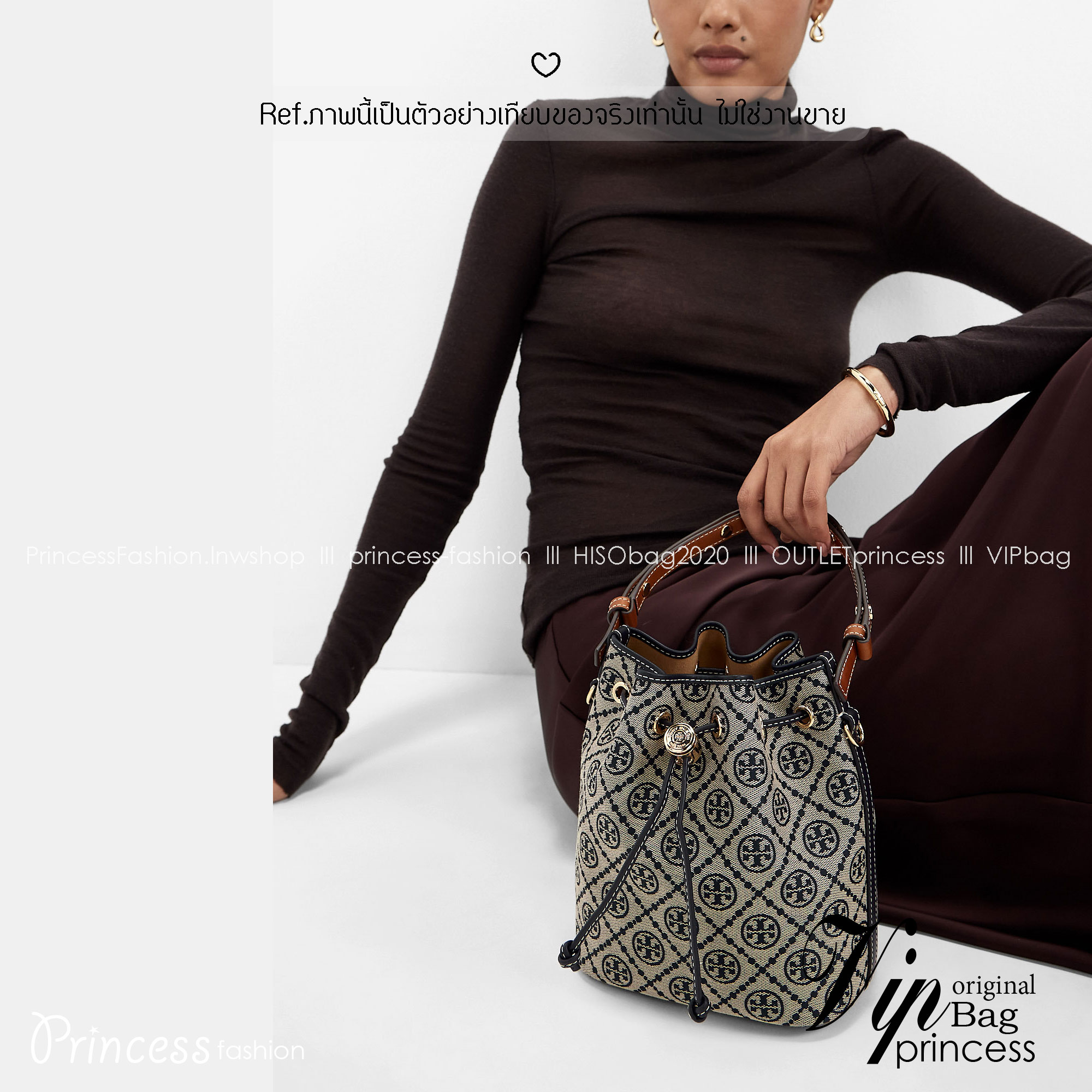 TOP ORI หนังแท้ | เกรดดีสุด TORY BURCH T MONOGRAM BUCKET BAG (ดีไซน์ใหม่) ใหม่ล่าสุดได้สวยก่อนใคร กับกระเป๋าบัคเก็ตยอดฮิต ที่มาในดีไซน์ใหม่ สายคล้องในตัวสามารถปรับได้ รูปทรงและลวดลายสวยชัดคลาสสิค