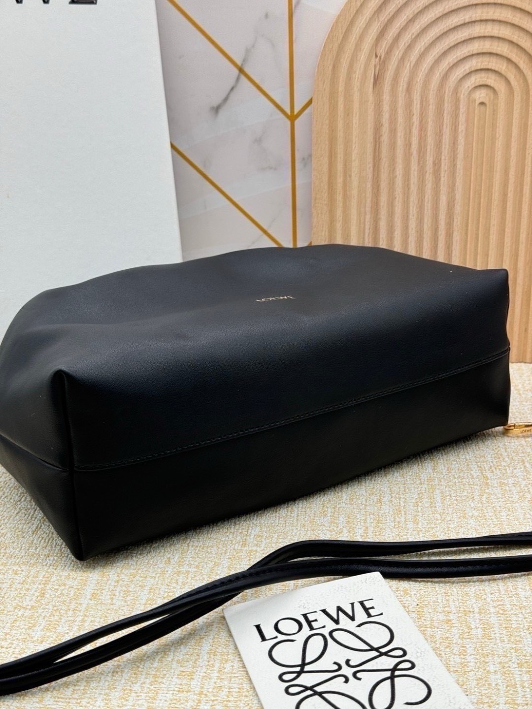 ORI หนังแท้ | Medium Loewe Flamenco purse in mellow nappa leather 30cm กระเป๋าสะพายทรงคลัช เรียบหรูดูแพง เรียบง่ายใช้งานสะดวก หนังแนปป้าให้สัมผัสนุ่มสบายผิว มาพร้อมสายสะพายร้อยห่วงหรูหรา