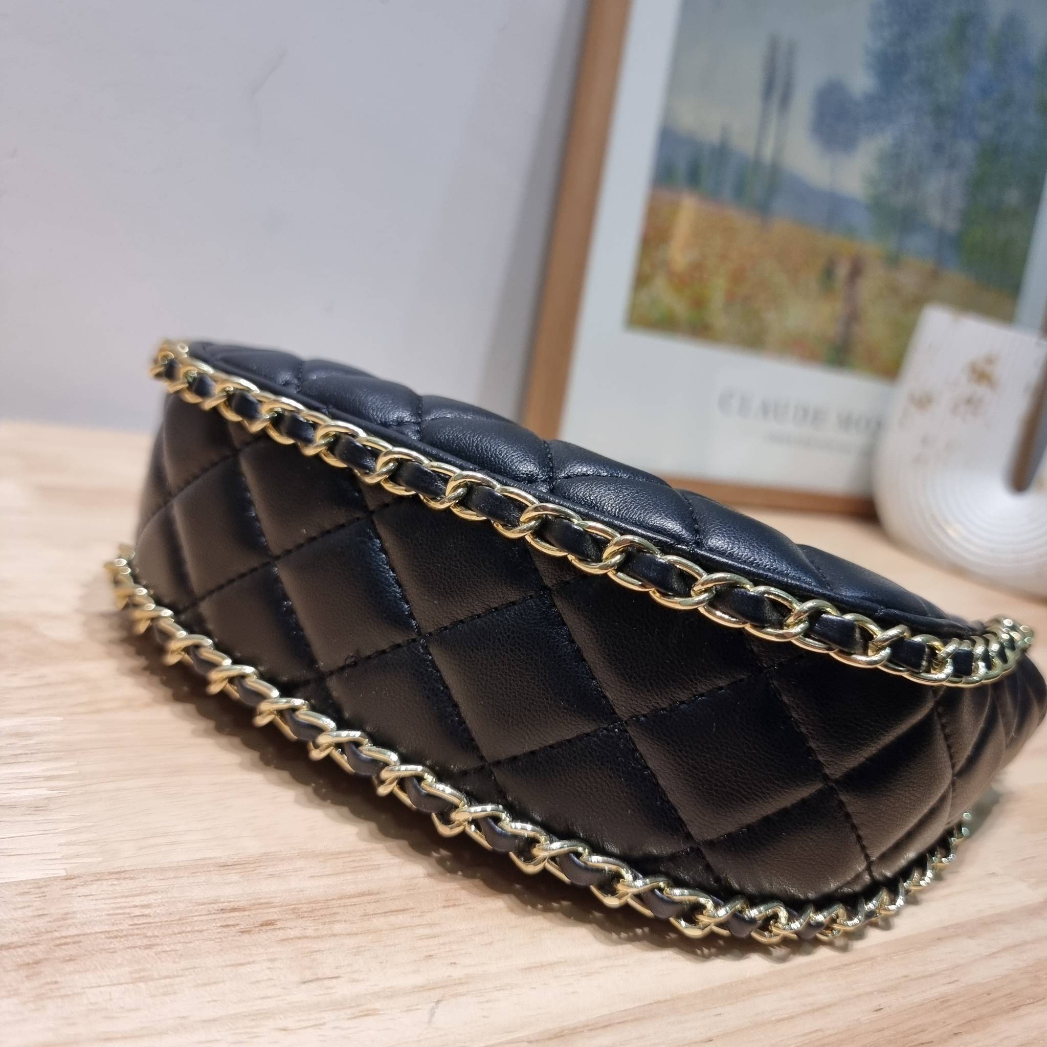 Chanel small hobo bag ใหม่ล่าสุดคอล 2023 กับกระเป๋าสะพายทรงโฮโบ ที่มีลูกเล่นให้สาวๆได้ใช้ไม่มีเบื่อ มีอะไหล่เกี่ยวปรับทรงได้ ดีไซน์โซ่ตกแต่งรอบตัว