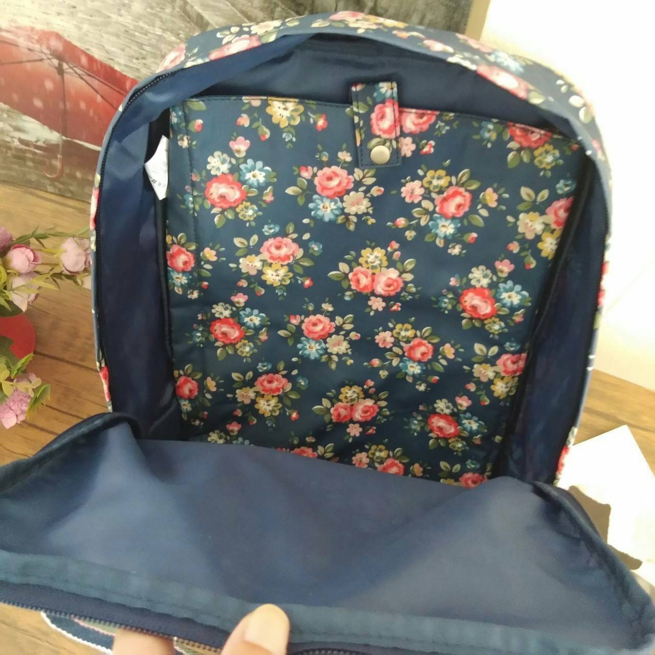 Cath Kidston Backpack Bag กระเป๋าเป้ สไตล์วินเทจ ด้านหน้ามี 1 ช่องซิป เปิดปิดด้วยซิป มีช่องหลักโล่งกว้าง และช่องเล็ก ใบนี้จุของได้เนอะ คุ้มค่าเกินราคาค่ะ