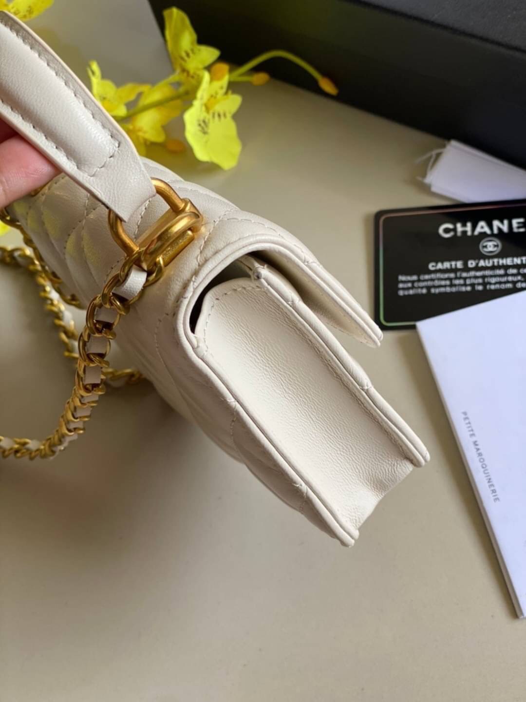 หนังแท้ VIP GIFT CHANEL MINI BLACK BAG รุ่นยอดนิยมไอเท็มฮิตวัสดุหนังแท้เรียบสวยคลาสสิคเปิดปิดด้วยฝาปิดกระดุมด้านหน้ามีโลโก้แบรนด์อะไหล่ทองสวยหรูดูดีมากกกก มาพร้อมสายโซ่ทองร้อยหนังจะสะพายไหล่ หรือ Crossbody ก็ดูดี ภายในโล่งกว้าง ตัวจริงสวยน่าใช้ Chanel min