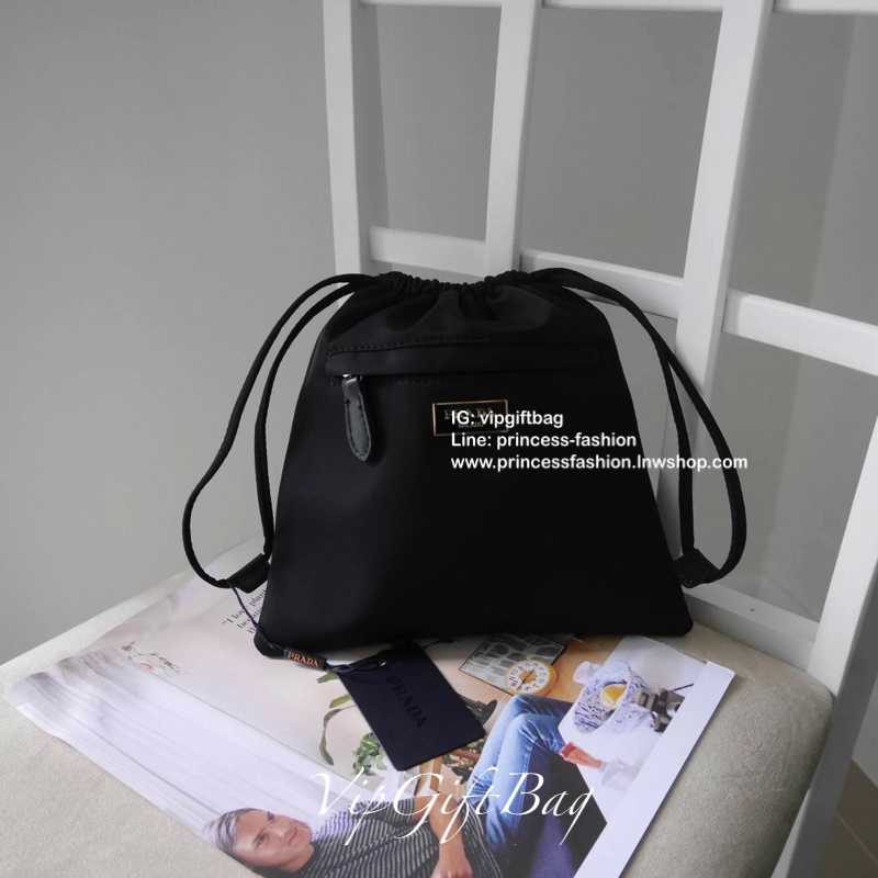 มาใหม่ค้าา กระเป๋าอเนกประสงค์ ทรงหูรูด จากแบรนด์ PRADA เป็น กระเป๋าผ้าไนล่อนเต็มใบ กันน้ำได้ ด้านหน้าประดับโลโก้โลหะแบรนด์ด้านหน้า พร้อมช่องซิปใส่ของได้อีกช่อง ด้านในบุผ้าปั้มแบรนด์ มีช่องใส่บัตรได้อีกช่อง กว้างขวาง ใส่โทรศัพท์ได้ทุกรุ่น ใส่คสอ.พกพาได้สะด