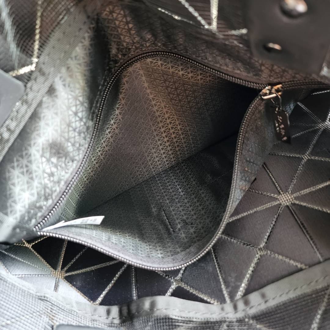 BAO BAO ISSEY MIYAKE LUCENT ONE-TONE กระเป๋า Bao Bao จากแบรนด์ดัง Issey Miyake แบรนด์แฟชั่นจากประเทศญี่ปุ่น ซึ่งมีสินค้ามากมายไม่ว่าจะเป็นเสื้อผ้า นาฬิกา น้ำหอม และที่ขาดไม่ได้นั่นก็คือ กระเป๋า Bao Bao ที่มีความพิเศษในเรื่องของวัสดุและดีไซน์ที่ครองใจสถาปน