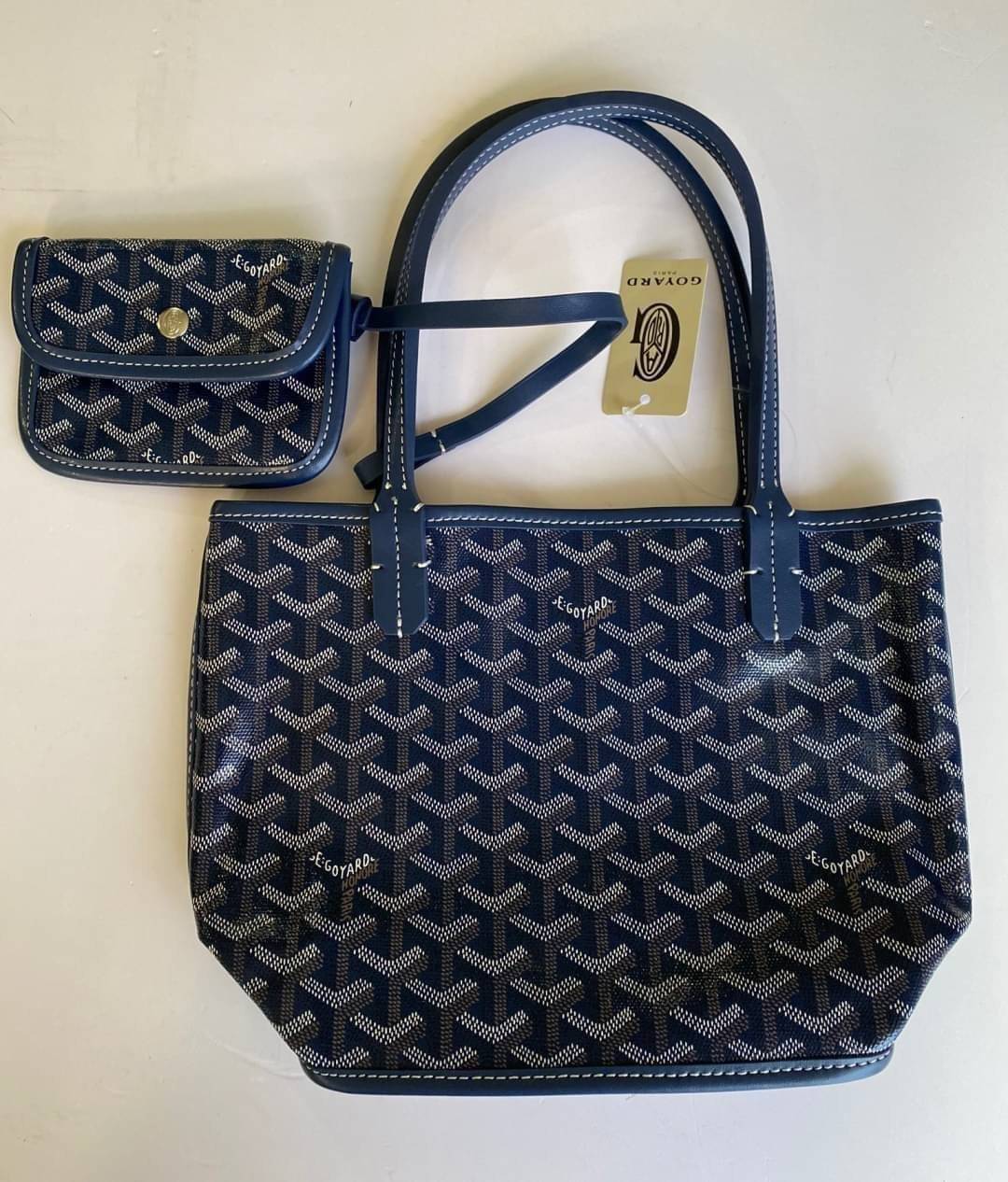 GOYARD ANJOU TOTE MINI กระเป๋าทรงโท้ตมินิ ขนาดกำลังน่ารัก แต่ภายในโล่งกว้าง ใส่ของได้เยอะพอสมควรเลยค่ะ ดีไซน์ทรงสวยน่าใช้ แค่ถือเก๋ๆ หรือคล้องไหล่มั่นๆ สวยได้ทุกลุคไปเลยจ้า