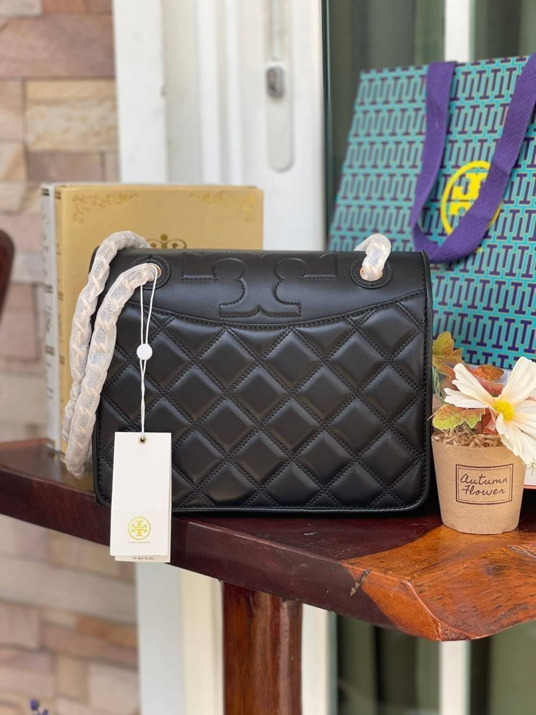 Tory Burch Savannah Convertible Shoulder Bag สาว ๆ ลุคสาวๆไม่ควรพลาด Collection นี้เลยนะคะ เป็นรุ่นที่ตอบโจทย์และครองใจสาว ๆ ได้อย่างแท้จริง เนื่องจากมีดีไซน์เรียบหรู โดยทางแบรนด์ได้ใช้เทคนิคการเย็บบนหนังเป็นลายเส้น (Chevron) ทำให้กระเป๋าดูมีราคามากยิ่งขึ