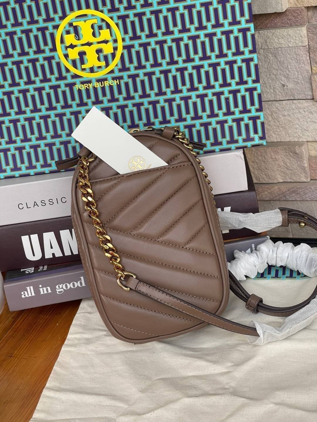 OUTTLET 】Tory burch kira chevron n/s crossbody bag กระเป๋าสำหรับใส่มือถือหรือของจุกจิกต่างๆ ได้กลายมาเป็นแฟชั่นสุดร้อนแรงแห่งปี คอลเลคชั่นนี้ออกมาเพื่อเอาใจสาวๆโดยเฉพาะ สีสันสุภาพเพื่อให้แมทช์กับสีสันของเสื้อผ้า ได้ง่าย ภายในยังสามารถแบ่งสันปันส่วนไว้สำหร