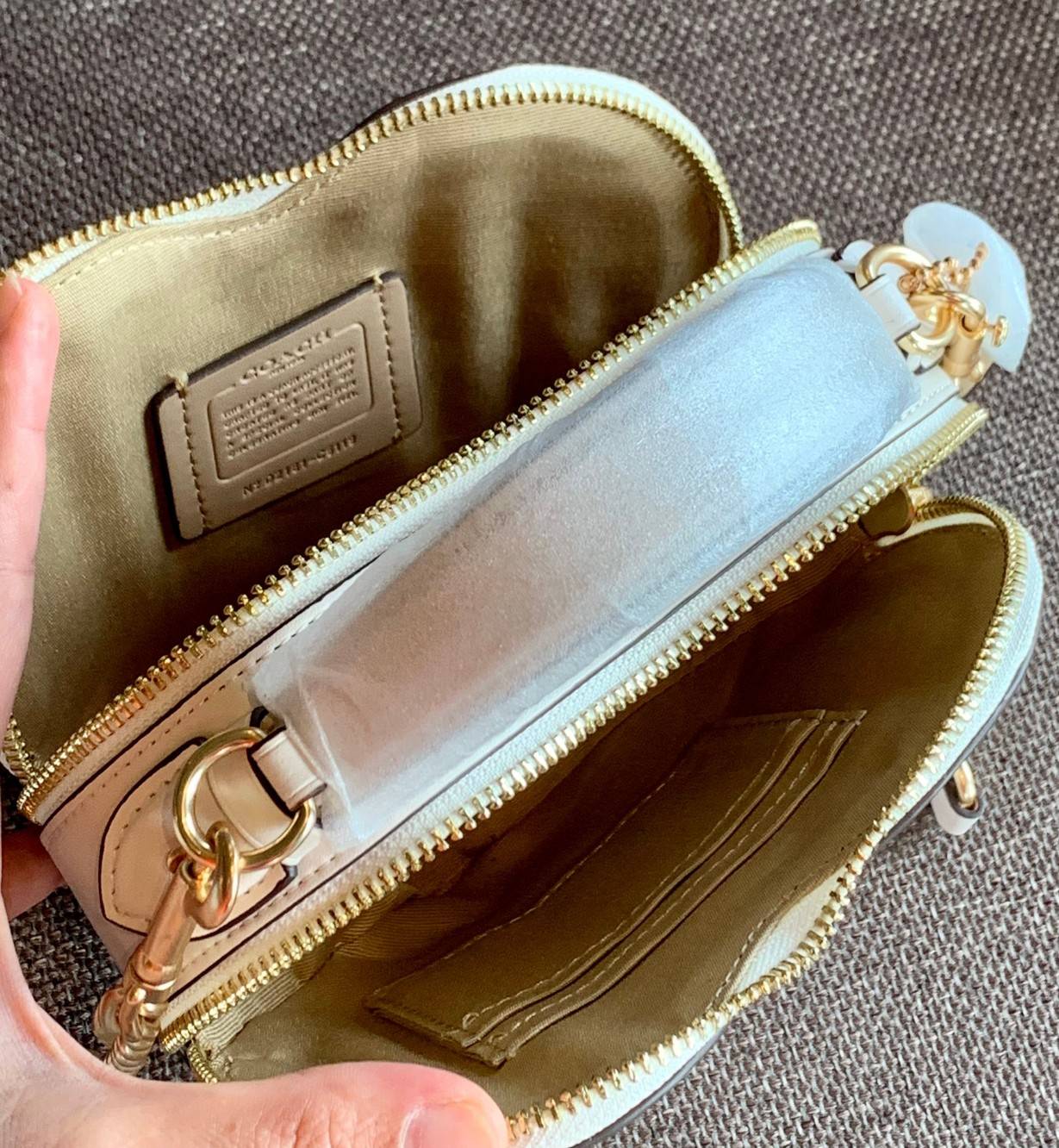 COACH HEART CROSSBODY BAG ((C5118//C5119)) 💥Limited edition หลงรักแน่นอน💋 พร้อมส่งที่ไทยก่อนใครวันนี้! ✔️กระเป๋ารูปหัวใจน่ารักมากๆค่ะ หนังแท้อย่างดีสวยงาม