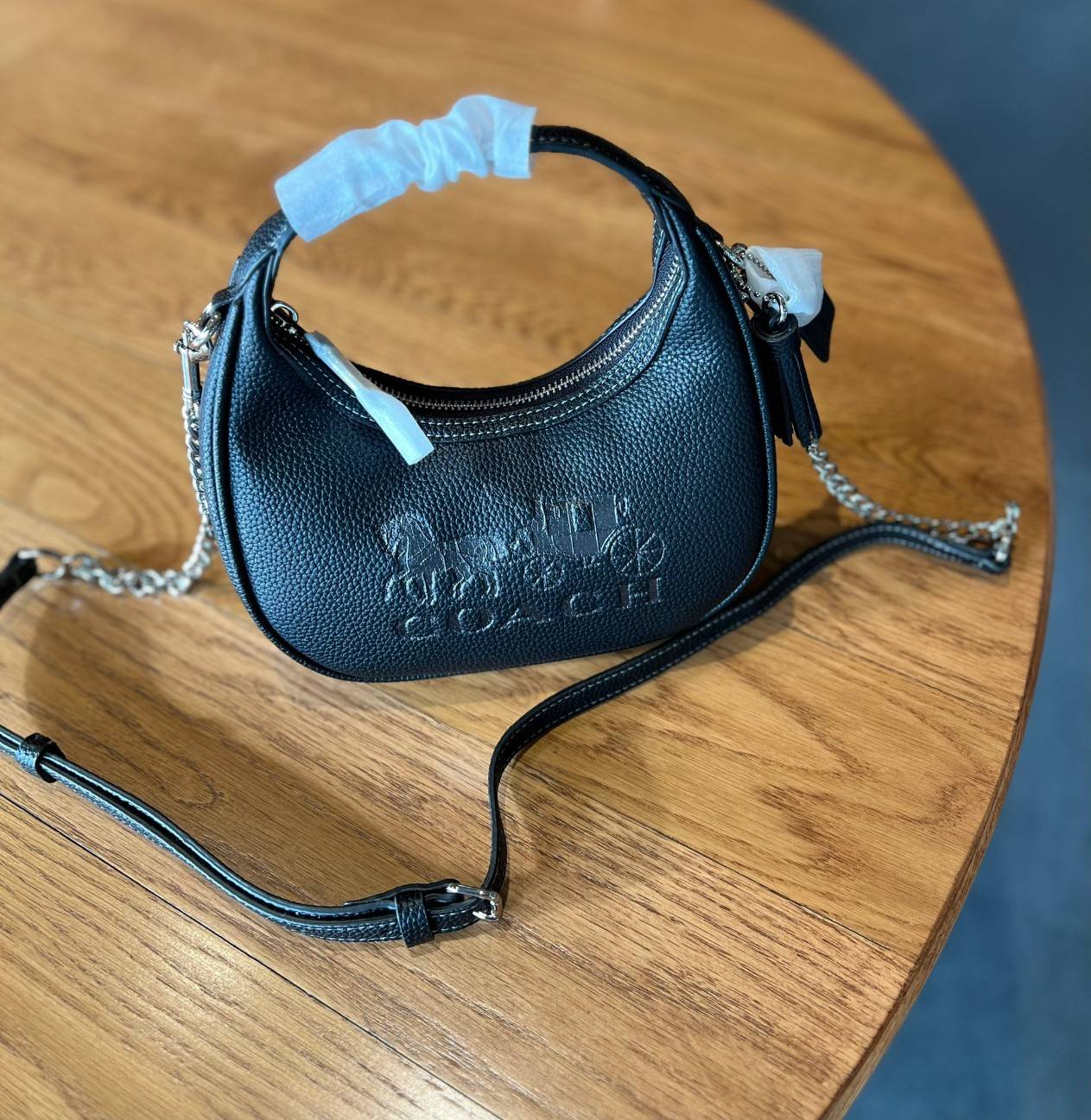 COACH CARMEN MINI CROSSBODY BAG กระเป๋ารูปทรงพระจันทร์โค้งมน น่ารักน่าใช้มากๆ!! เกรดท็อปออริ เกรดดีสุด สลับแท้ 1:1 ใช้ต่างประเทศได้