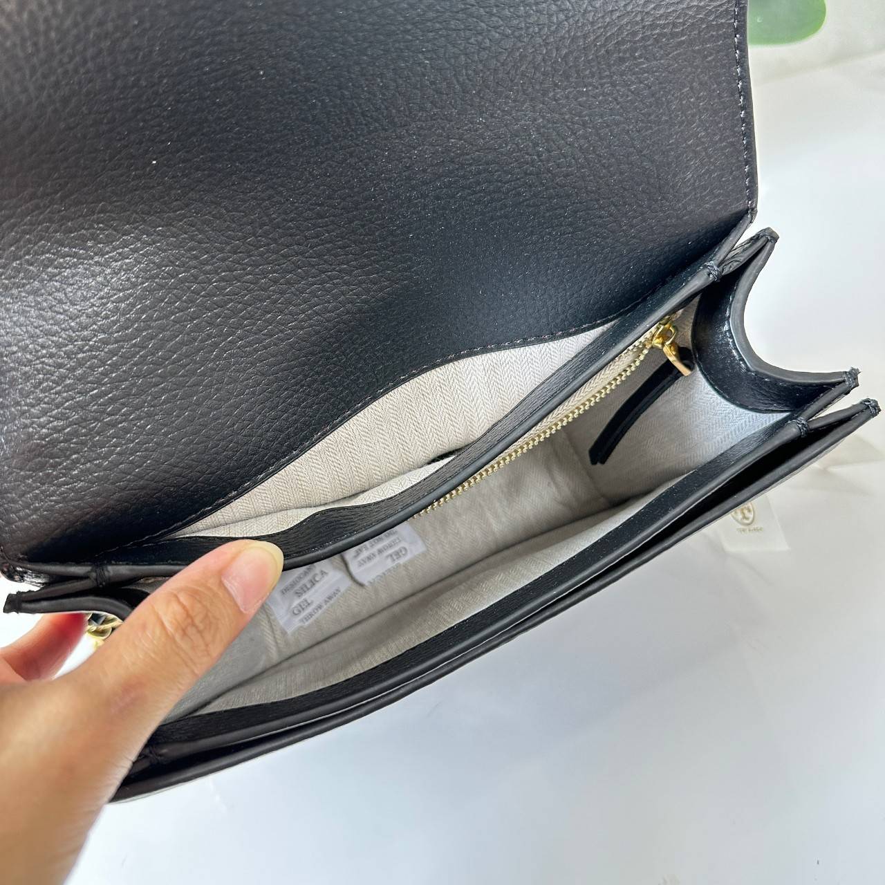 Tory Burch Britten Small Convertible Shoulder Bag คอลเลคชั่นใหม่สุดเรียบหรู กระเป๋าสะพายไหล่หรือสะพายข้าง วัสดุหนังอย่างดี