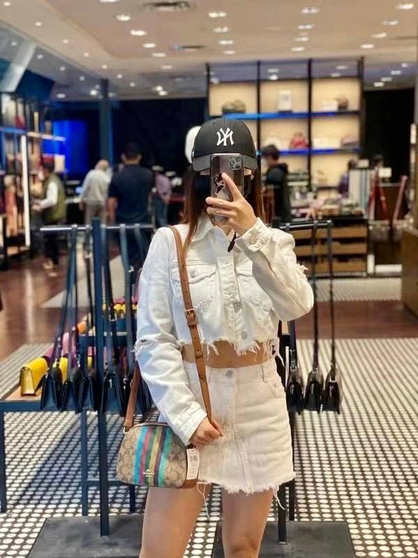 COACH C5642 SERENA SATCHEL IN SIGNATURE CANVAS WITH STRIPE ดีไซน์ stripe ที่แสนจะโดดเด่น กับคอลเลคชั่นยอดฮิต ที่ sold out ไปแล้วในหลายประเทศ!! กระเป๋าสะพายข้างทรงสวย ลุคผู้ดี วัสดุหนังแคนวาสสลับหนังแท้ เปิด-ปิดด้วยซิป 2 ช่องหลัก ภายในเป็นช่องโล่ง เก็บของไ