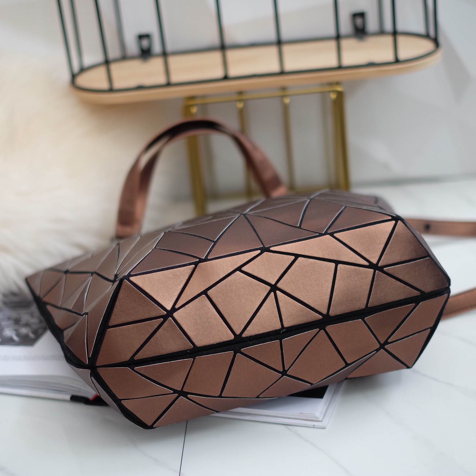 🎄New Collection 2 สีมาใหม่ รุ่นขายดีมาก !!! ลาย Limited edition หายาก 👍ปรับทรงได้ 2 แบบ น่ารักมาก มาพร้อมกระต่ายเข้า set เลิศคะ กระเป๋า จากแบรนด์ David Jones กระเป๋าสะพายข้างดีไซน์เกร๋มาก สีสวยหรูมาก ขนาดกะลังดีเลย น้ำหนังเบามากคะ ภายในมีช