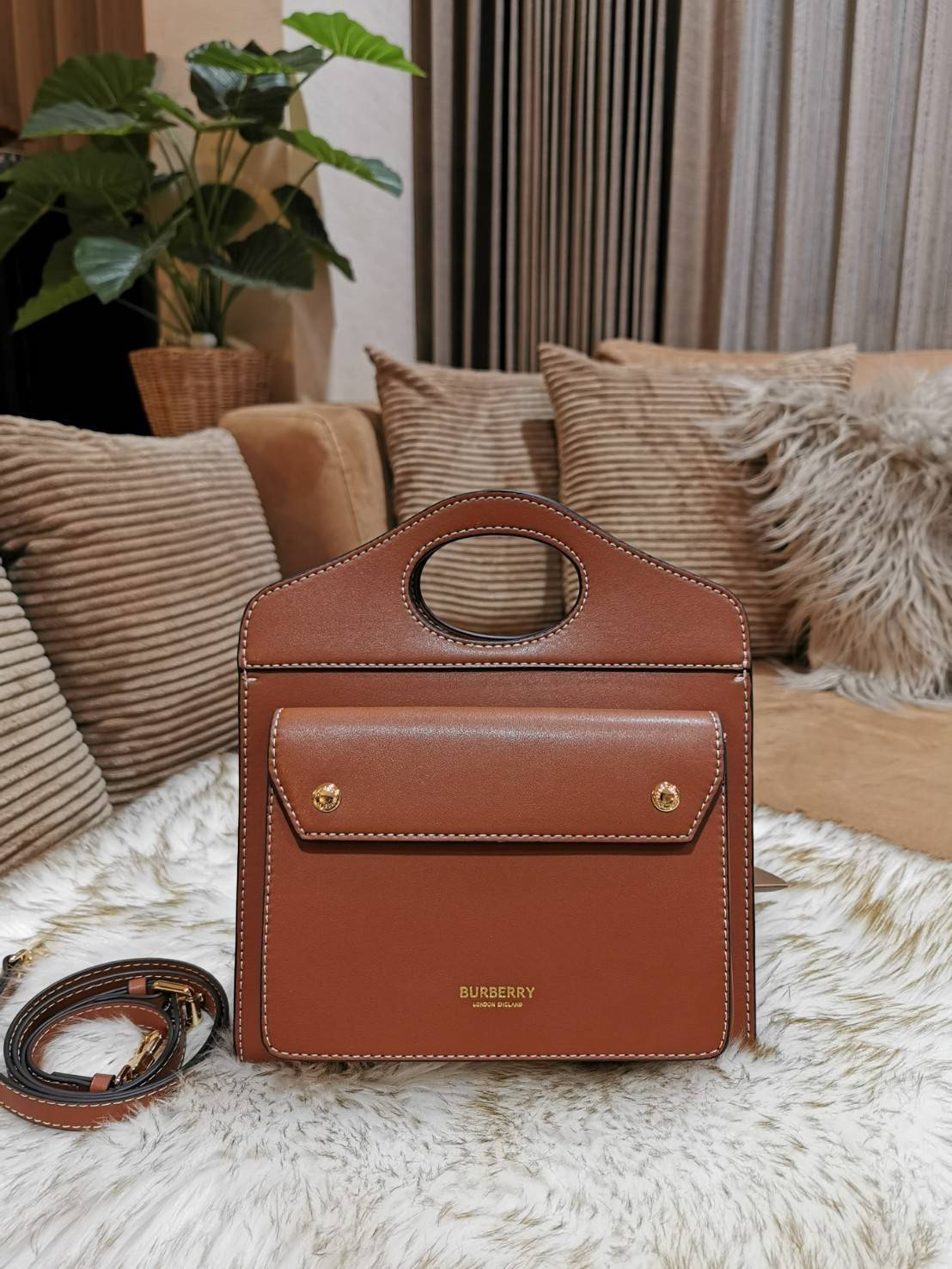BURBERRY FRAGRANCES CROSSBODY BAG VIP GIFT WITH PURCHASE (GWP) พรีเมี่ยมกิ๊ฟ Limited Edition ใหม่ล่าสุดจาก BURBERRY PERFUME วัสดุหนังแท้ Calf Skin ทรงเหลี่ยม ดีไซน์สวยหรูอยู่ทรง ด้านหน้ามีช่องใส่ของ ภายในโล่งกว้าง มีช่องซิปแบรนด์ สามารถใส่กระเป๋าสตางค์ใบย