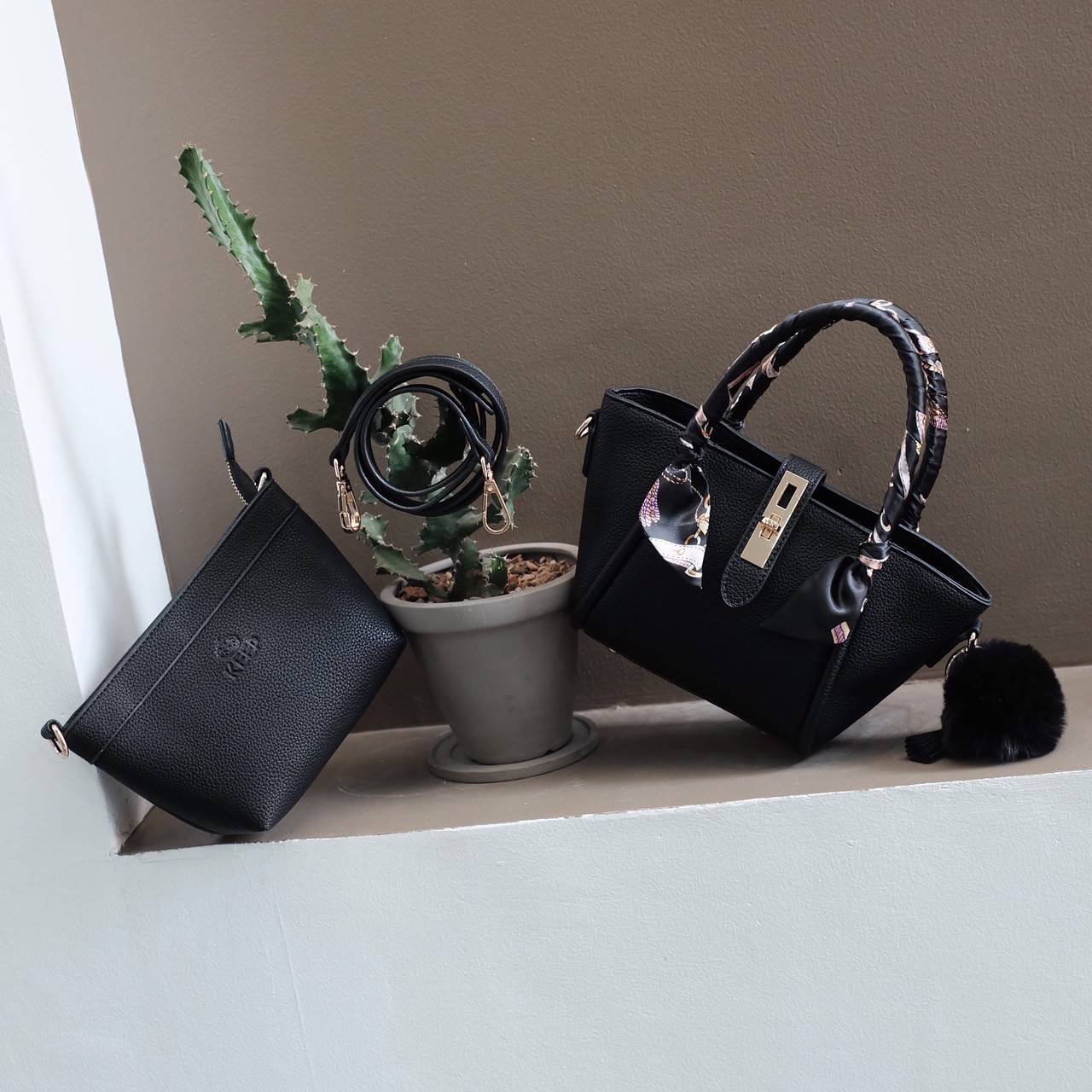 กระเป๋าทรงน่ารักๆ รับ Summer นี้เลยค่า KEEP ‘ Basket ‘ Handbag > ทรงน่ารัก (ราคานี้แถม ปอมๆ และผ้าพันหูกระเป๋าให้ 2 ผืน เข้า Set ) > มีใบเล็กด้านใน ให้อีก 1 ใบ สามารถเอาออกมาใช้สะพายได้ ( เหมือนซื้อ1ได้2 ) >น้ำหนักเบา ใบเล็กกะทัดรัด เหมาะกับ Summ