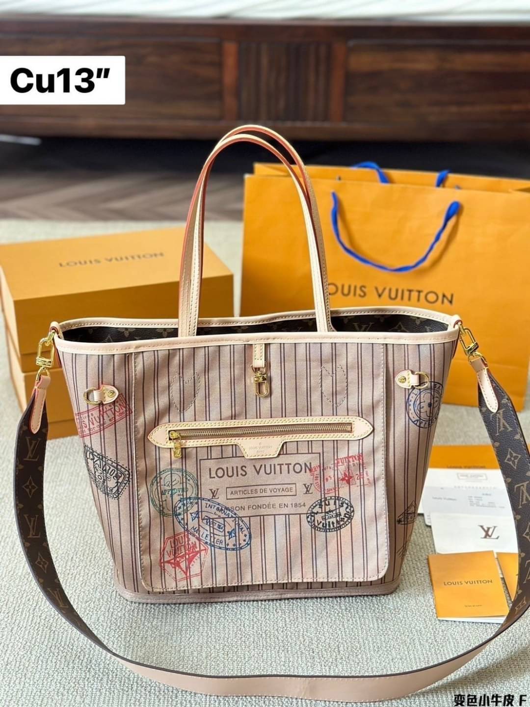 LV Neverfull Bandoulière Inside Out กระเป๋าสะพายทรงโท้ทใบใหญ่ กลับใช้ได้ 2 ด้านสุดคุ้ม ด้วยลายโมโนแกรมแคนวาส อีกด้านเป็นผ้าประทับลายสีเบจสวยโดดเด่นมากๆ