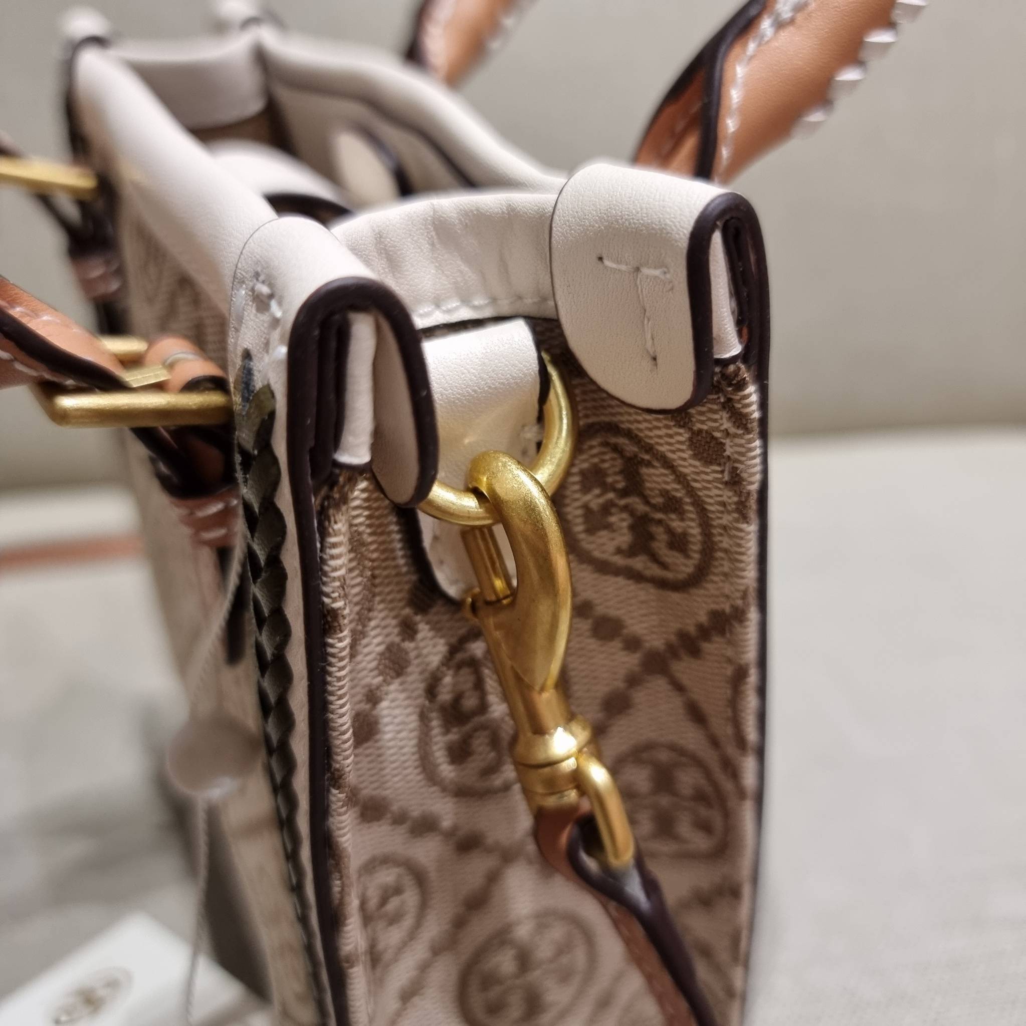 TORY BURCH T MONOGRAM BRAIDED MINI TOTE คอลเลคชั่นใหม่ พร้อมเสิร์ฟความสวยให้ถึงบ้าน!! รอบนี้จัดกระเป๋าทรงโท้ท ไซส์มินิมาให้สาวๆโดยเฉพาะ ดีไซน์ใหม่ล่าสุด สไตล์งานคราฟ มีลูกเล่นประดับดอกไม้กับตัวกระเป๋า วัสดุผ้า jacquard ตัดสลับหนังแท้ หูจับและขอบกระเป๋าตกแ