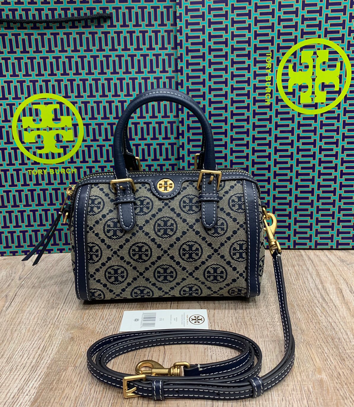 mini TORY BURCH FACTORY MONOGRAM JACQUARD BOSTON BAG กระเป๋าทรงหมอนรุ่นใหม่ล่าสุดจาก TORY BURCH FACTORY วัสดุ Woven Jacquard & Leather ในลาย Jacquard จะถือหรือสะพายก็สวยหรู ทรง Boston อะไหล่ทอง