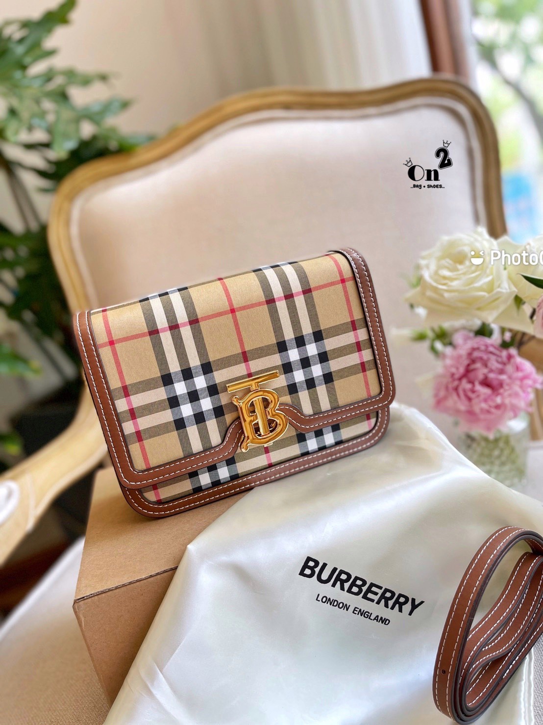 BURBERRY FRAGRANCES LEATHER CROSSBODY BAG / BB Shoulder Bag กระเป๋าสะพาย ทรงกล่อง เปิดหน้า อะไหล่ทอง สายสะพายยาวแบบครอสบอดี้ ได้ทุกลุค เกรดงานสวย.น่ารักมากๆ งานชนชอป ใช้ได้ Everyday Look เลยค่า