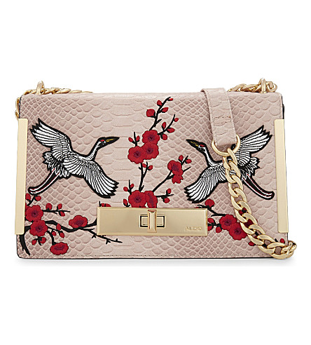 ALDO Bergantino Cross Body Handbag กระเป๋าถือหรือสะพายรุ่นใหม่ล่าสุดจาก ALDO แบรนด์ดังแคนนาดาดีไซน์สุดชิคน่ารักมุ้งมิ้งปักเลื่อมลายนกกระเรียนสวยสดใส พร้อมห้อยฟู่ฟรุ้งฟริ้ง เปิดปิดด้วยล๊อคบิดอะไหล่ทอง ภายในมีโลโก้ ช่องซิปและช่องใส่มือถือใส่กระเป๋าสตางค์ยาว