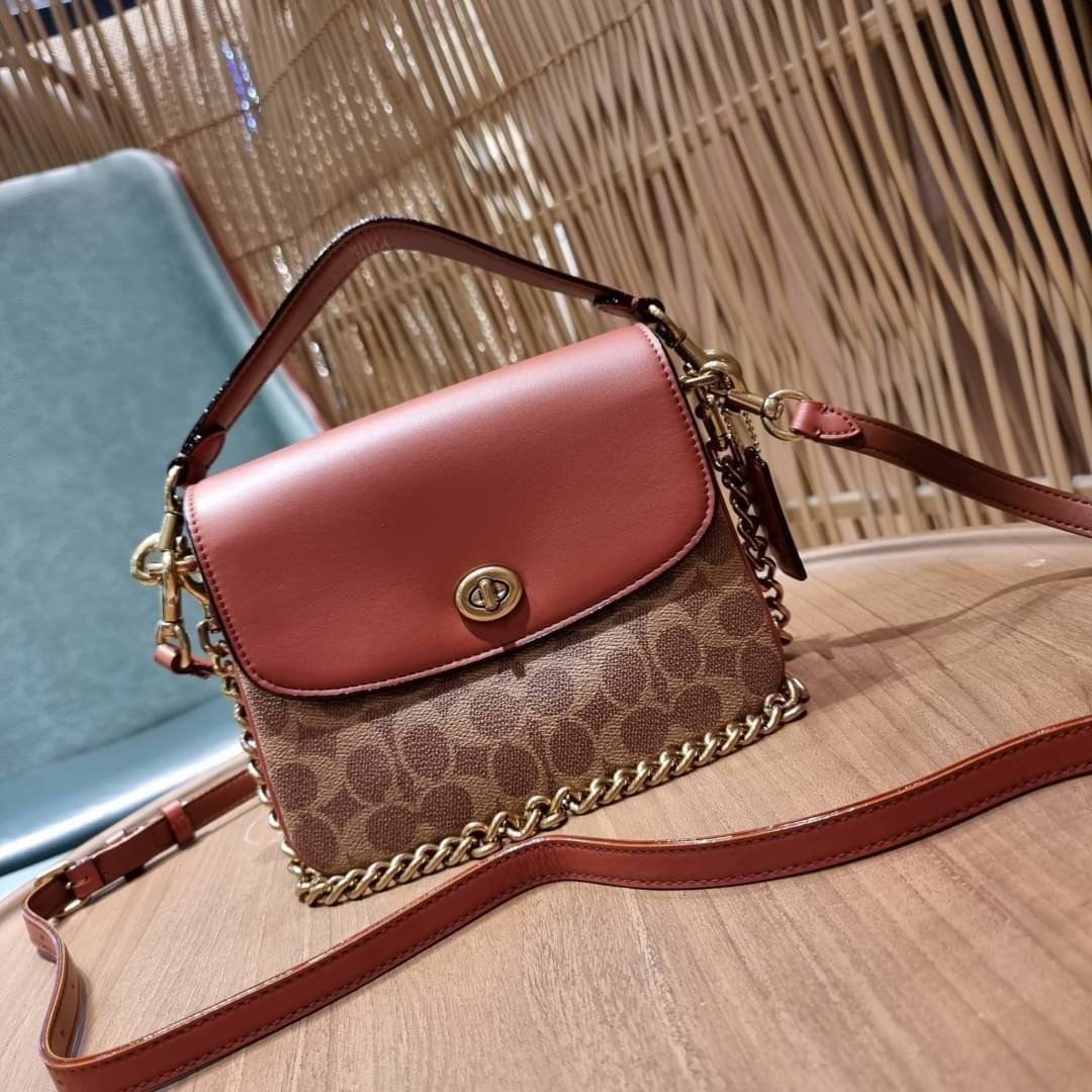 COACH 89089 CASSIE CROSSBODY 19 IN SIGNATURE CANVAS คัมแบ็คแล้วจ้า!! เรียบหรู ดูดี ต้องไอเท็มนี้เลย!! กระเป๋าสะพายข้าง สุดพิเศษ!! มีสายมาให้ถึง 3 แบบ!! สลับใช้แมทช์ตามสไตล์ได้เลย วัสดุหนังแคนวาสสลับหนังแท้ บอกเลยว่าสวยทุกสีนะคอลนี้ เปิด-ปิดด้วยตัวบิดล็อค 