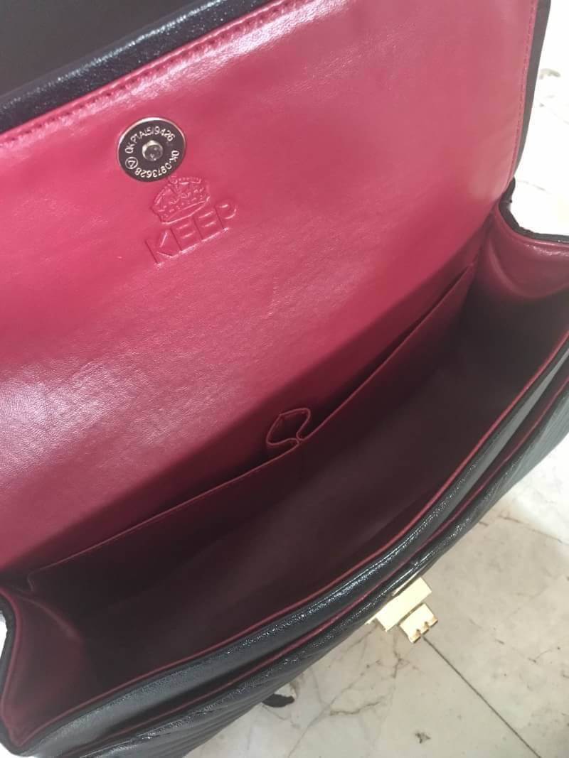 ทางร้าน ได้กระเป๋า จากแบรนด์ KEEP รุ่น KEEP shoulder chevron chain handbag สวย หรู มากๆ เลยน๊า กระเป๋าอยู่ทรง **หนังแกะนิ่มมากคะ สายโซ่สะพายสบายคะ สายปรับ สั้น ยาวได้คะ ภายในสีแดง มีช่องใส่ของจิกจิงหลายช่องแบ่งเก็บของเป็นสัดส่วนมากๆคะ **ใบจริงสวยมาก เข้าก