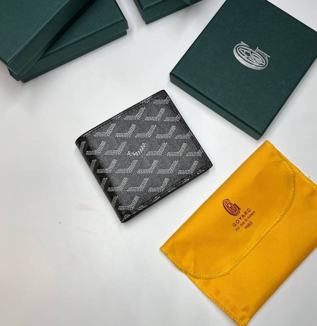GOYARD WALLET / GOYARD Victoire Bifold Wallet พร้อมส่งที่ไทย เกรดเทพออริจินอล หนังเกรดดีสุด กระเป๋าสตางค์ผู้ชายใบสั้น พร้อมกล่องเขียวแบรนด์สวยหรู อีกรุ่นที่ยอดขายไม่เคยตก ภาพสินค้าถ่ายจากงานขายจริง ใช้งานต่างประเทศได้เลยค่ะ