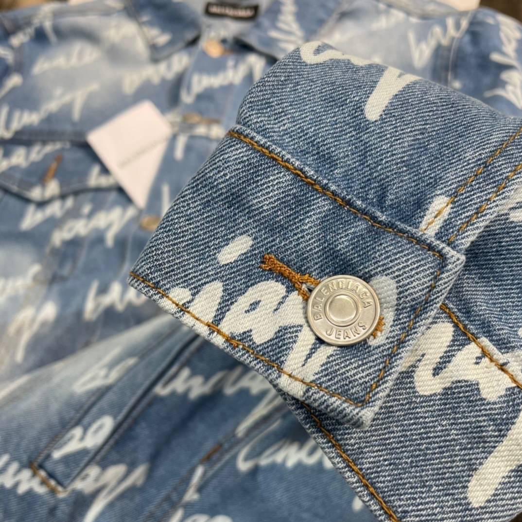 Balenciaga all-over logo denim jacket / BALENCIAGA Jacket เกรดออริจินอล มีป้ายแท็กที่คอเสื้อ ใส่ได้ทั้งผู้หญิงผู้ชาย พร้อมส่งที่ไทย
