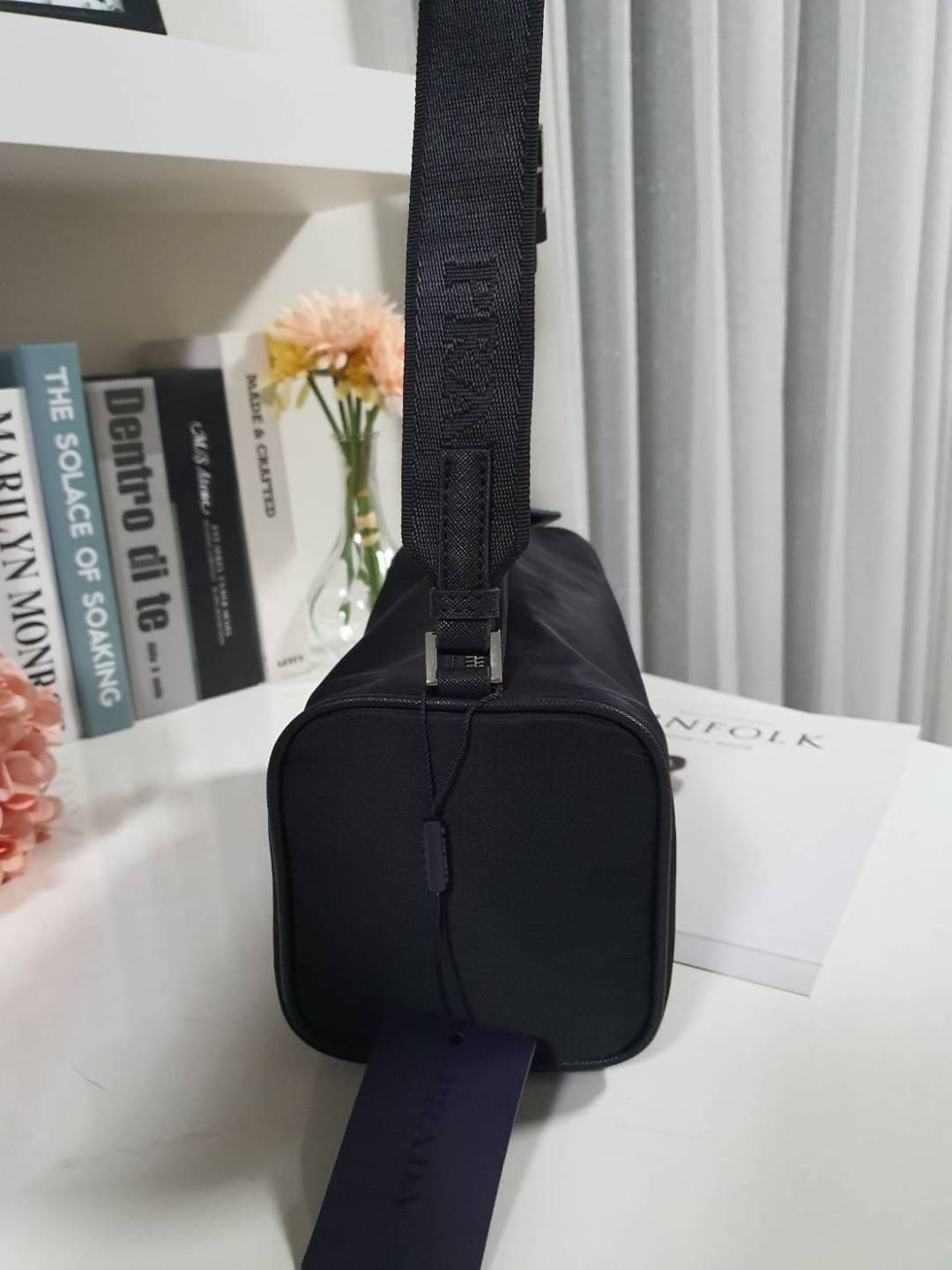 Prada Handbag New Collection วัสดุทำจากผ้า Nylon กันน้ำได้คะ