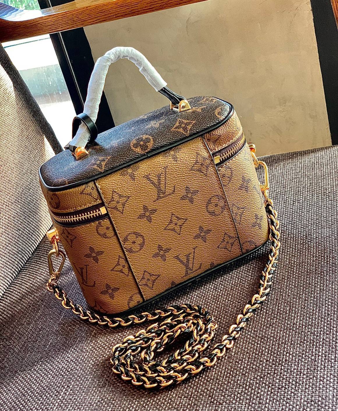 LOUIS VUITTON VANITY PM MONOGRAM 💫พร้อมส่ง จำนวนจำกัด พลาดคือรอนานมากค่ะ! กระเป๋า LV หิ้วก็เริ่ด สะพายข้างก็เก๋ ไม่แพ้กันเลยค่ะ หนังแท้ หนังนิ่มมาก จับแล้วไม่สากมือแข็งทื่อนะคะ! เปิดปิดกระเป๋าแบบซิปคู่รอบห้อยอะไหล่กุญแจแบรนด์พร้อมความหรูเข้ามาเพิ่