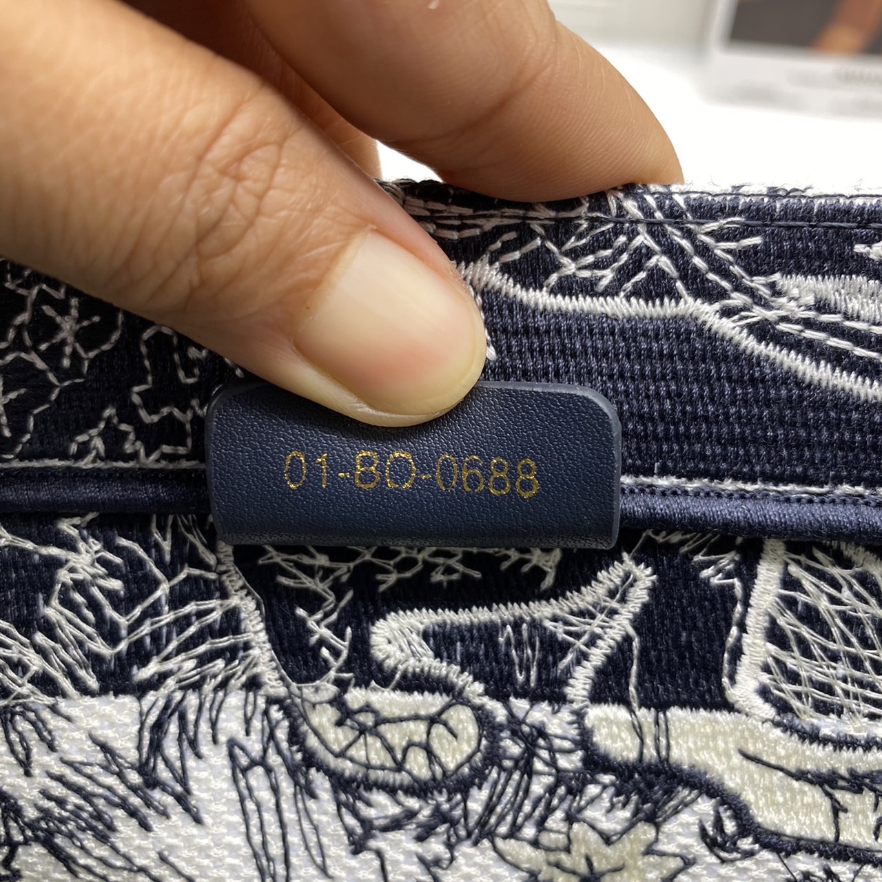 CHRISTIAN MEDIUM DIOR BOOK TOTE เอกลักษณ์ของความหรู เป็นทางช็อปปิ้งBag ที่ต้องมี ภายในโล่งกว้างมาก ใส่ของแบบแน่นๆ จุๆไปได้เลย น้ำหนักเบาสบาย งานออริปักขึ้นรูปสวยมาก มี code stamp พร้อมส่งที่ไทย ภาพสินค้าถ่ายจากงานขายจริง ใช้งานต่างประเทศได้ค่ะ