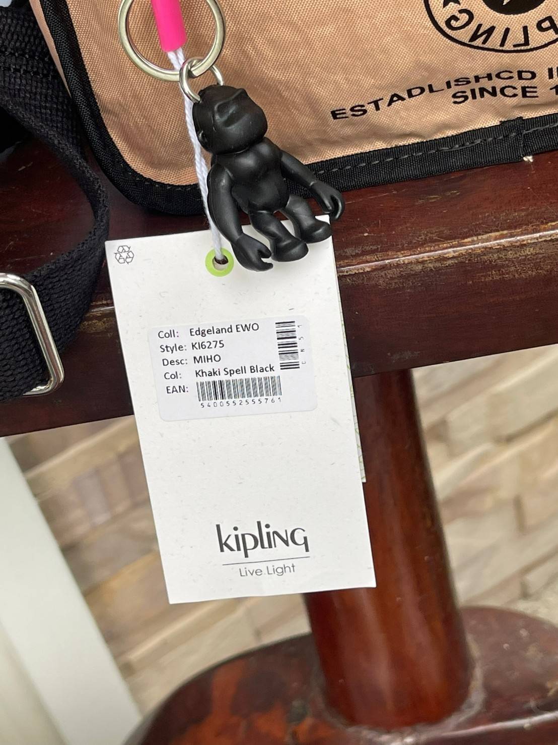 Kipling Kirsty Small Handbag (KI6275) กระเป๋าถือหรือสะพายทรงcrossbody จากคอลเลคชั่นใหม่ล่าสุด ที่เน้นฟังก์ชั่นแบบไม่ซับซ้อน สีสันเรัยบง่ายเข้าได้กับสีเสื้อผ้าได้ดี สามารถใส่ของที่จำเป็นสำหรับผู้หญิงได้แทบทุกอย่างไม่ว่าจะเป็น มือถือ กระเป๋าสตางค์หรือเครื่อ