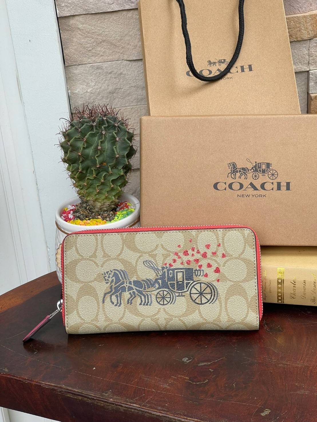 COACH ACCORDION ZIP WALLET IN SIGNATURE CANVAS กระเป๋าสตางค์ใบยาวนี้ที่เหมาะกับการใช้งานทุกรูปแบบ นอกจากเพิ่มความมั่นใจแล้ว ยังทำให้ชีวิตของเราง่ายขึ้นอีกด้วย โดยการเปิดปิดแบบซิปรอบ สามารถใส่ธนบัตร เหรียญ บัตรต่างๆได้หลายใบเลยทีเดียว ขนาดของกระเป๋าสามารถถ
