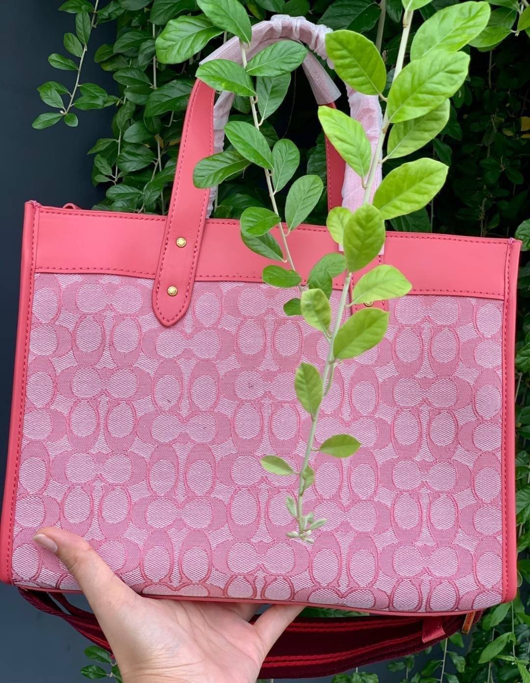 สวยๆ เคลียสต๊อค มีไม่มากจร้าา! COACH TOTE FIELD JACQUARD BAG ((C3282)) กระเป๋าหิ้ว//สะพายข้าง JacquardลายC+หนังแท้ สวยงามลงตัวมากๆค่ะ ปากกระเป๋าเปิดปิดแบบกระดุมแม่เหล็ก ภายในกว้าง สาวๆทีาสัมภาระเยอะบอกเลยเหมาะมากค่ะ